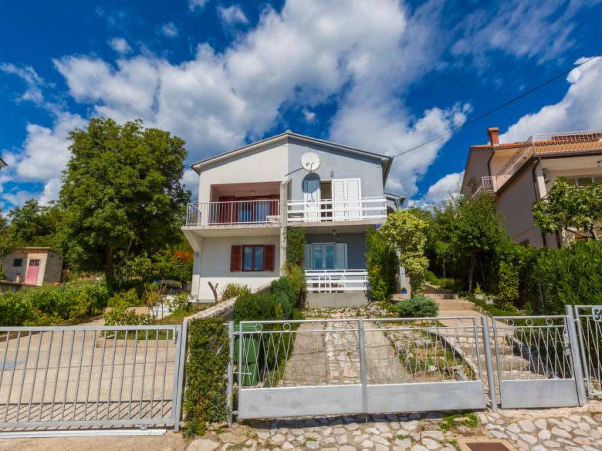 Photo of Neo / HR-09976-01