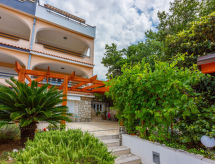 Ruim appartement aan zee in Crikvenica met zeezicht en tuin voor 9 personen - thumbnail 2