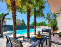 Strandvilla met privézwembad en jacuzzi op 400 meter van zee in Crikvenica - thumbnail 1