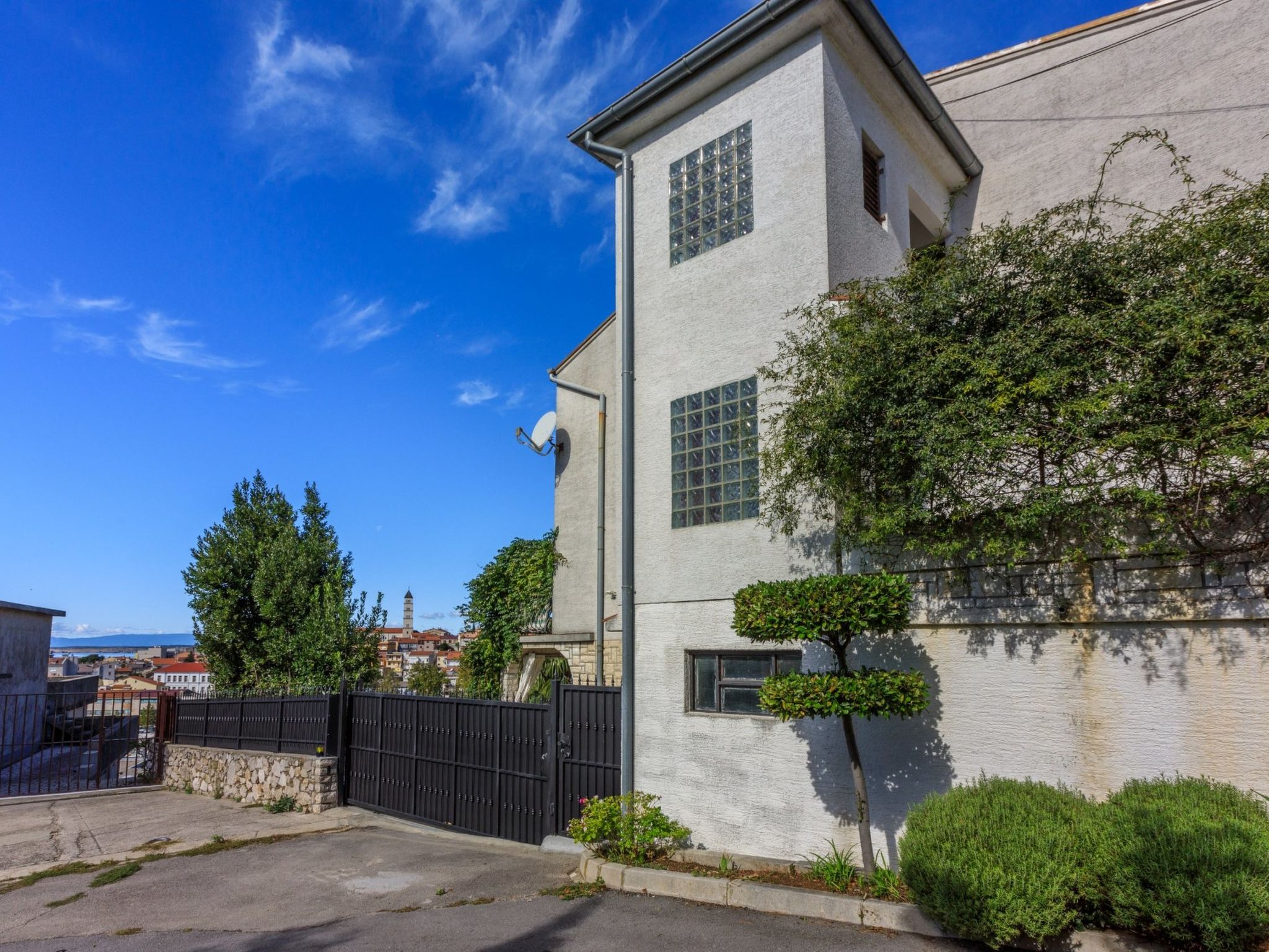 Photo of MAKSIM 2 / HR-06903-02