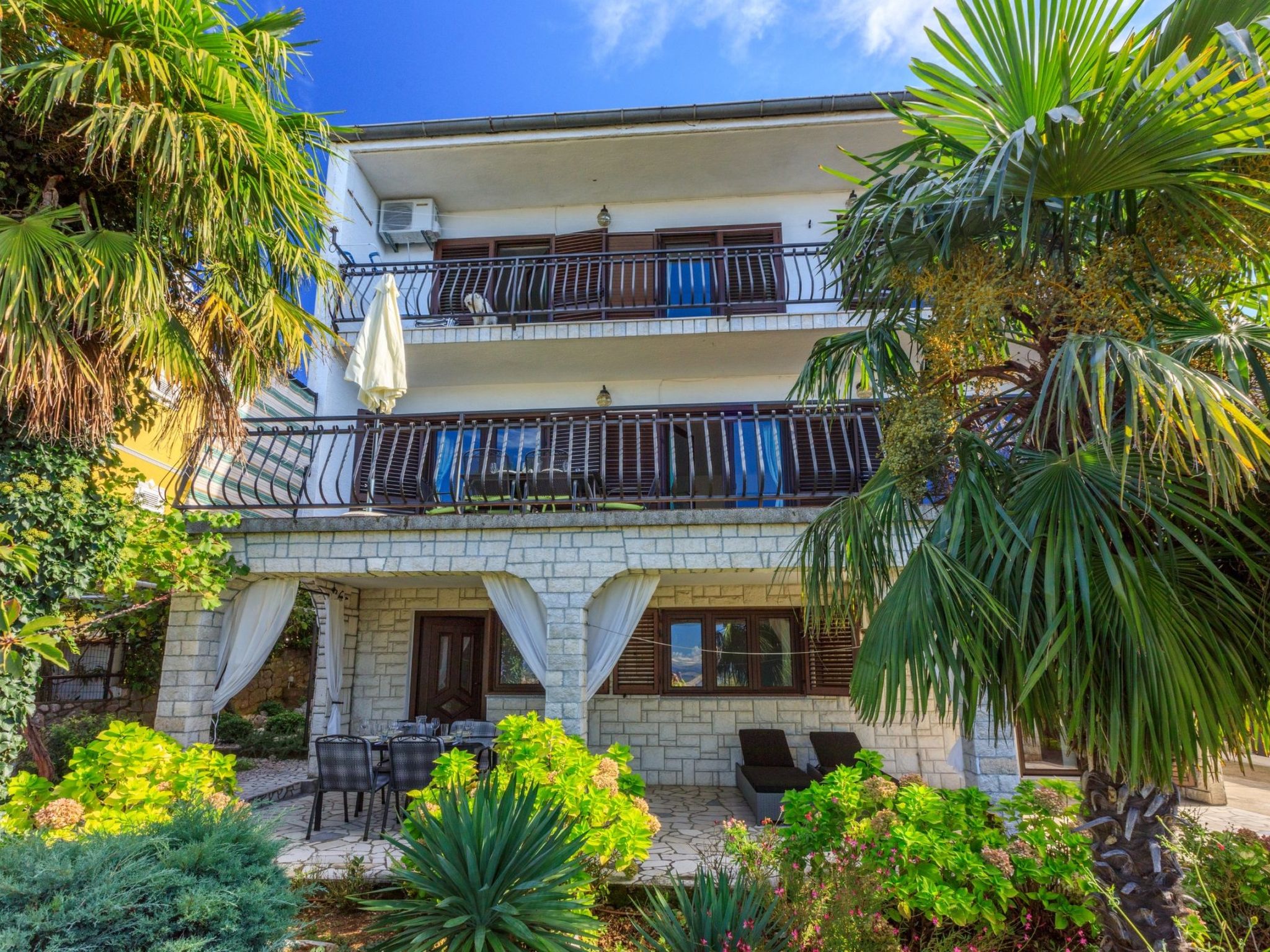 Photo of MAKSIM 2 / HR-06903-02