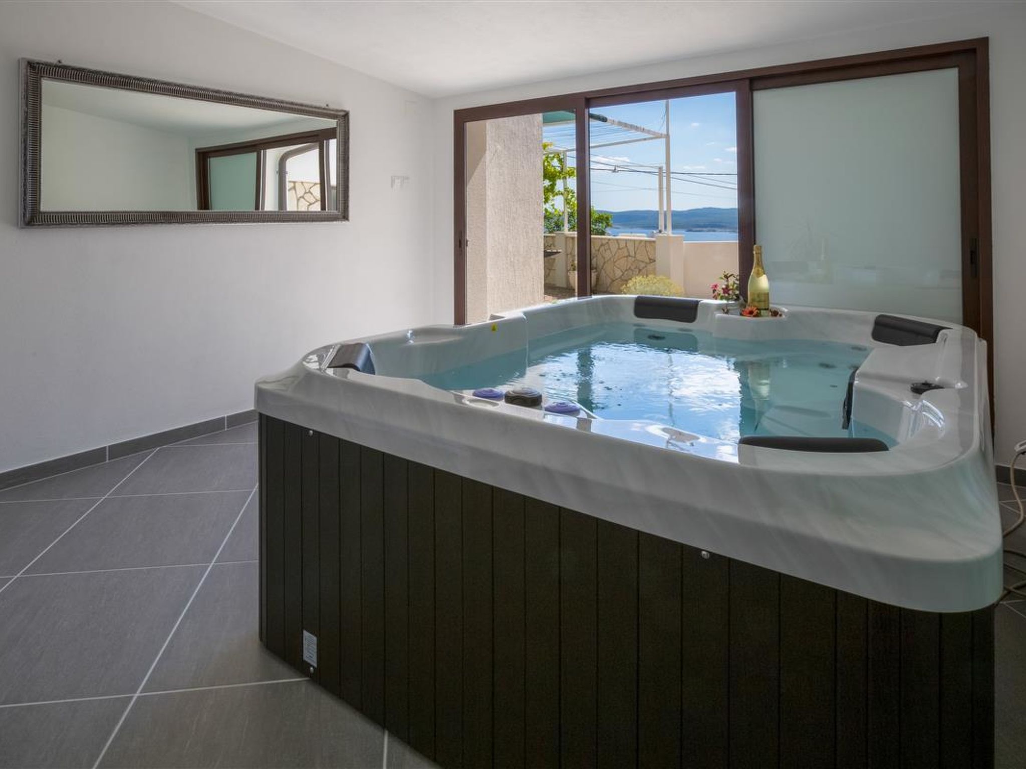 Photo of LOVRO / HR-05524-01