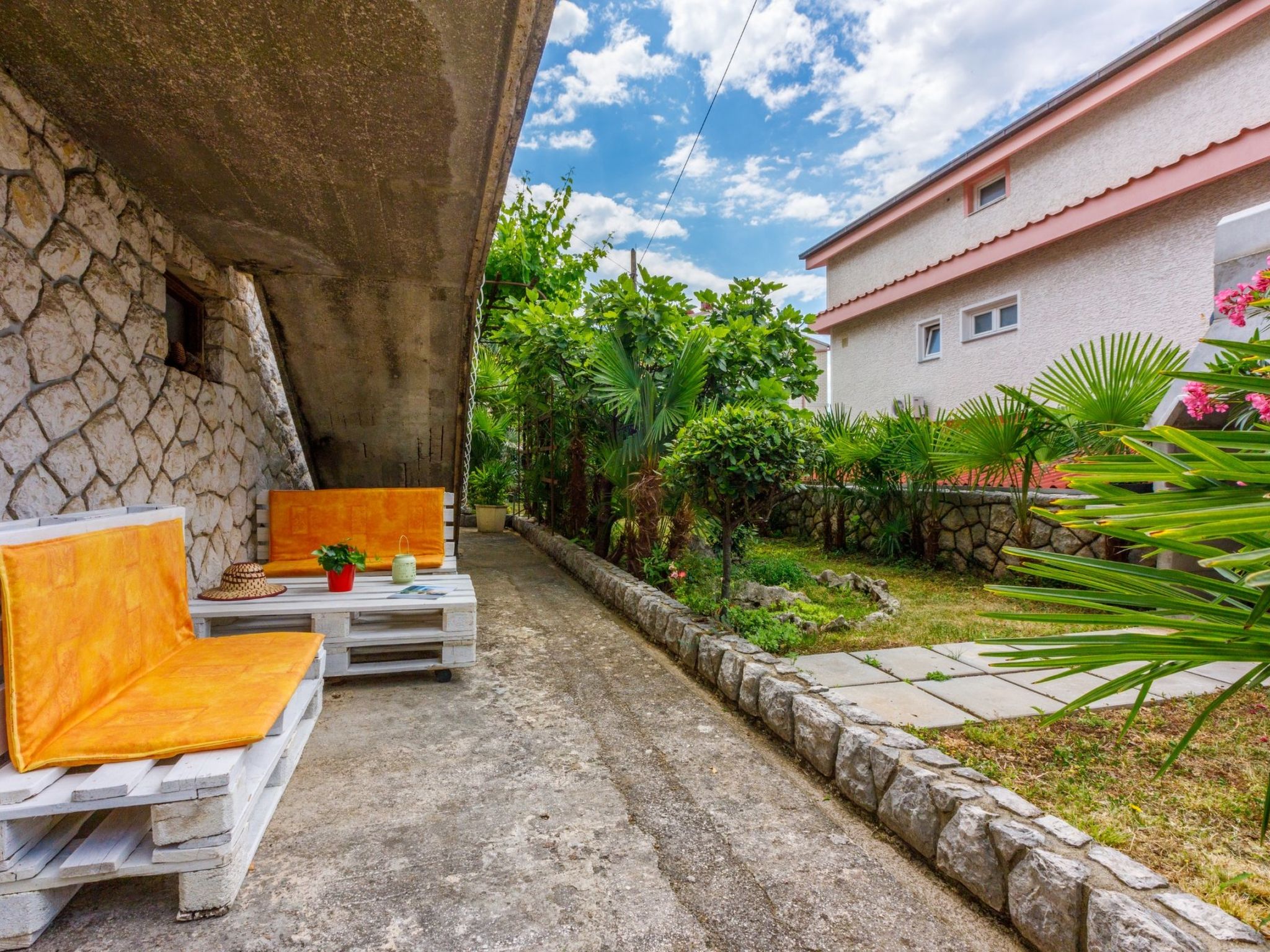 VESNA / HR-08535-01 - Outside