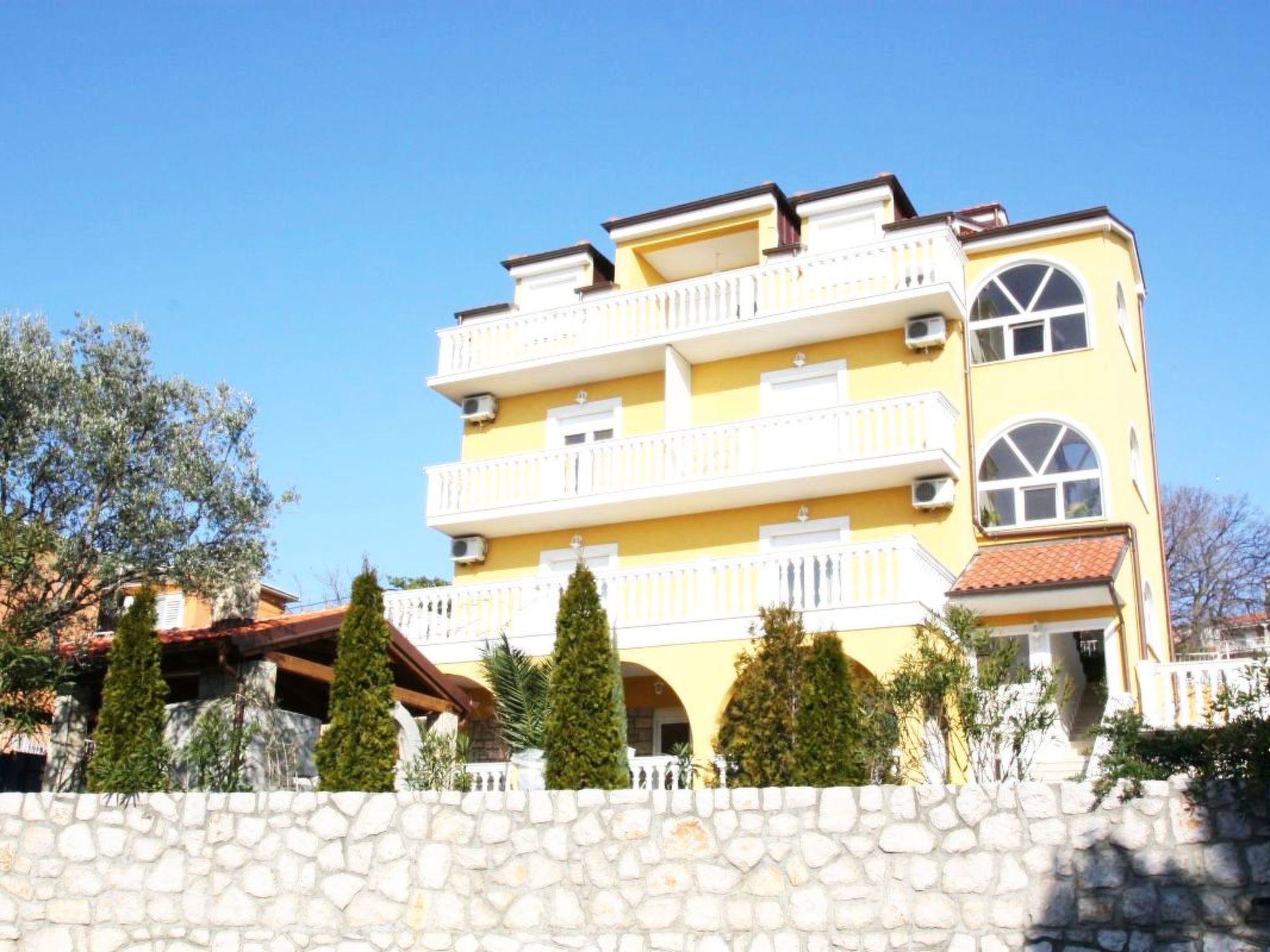 AKELAVA 2 / HR-05548-02 - Outside