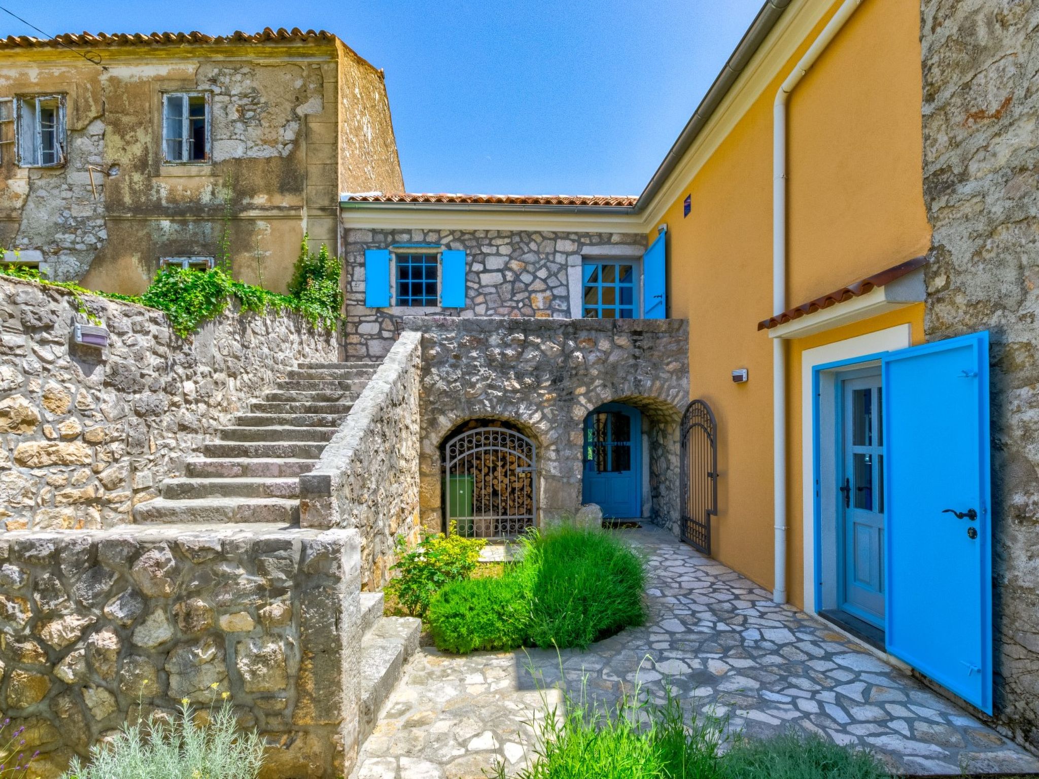 SARAR KOTOR CH / HR-10358-02 - Outside
