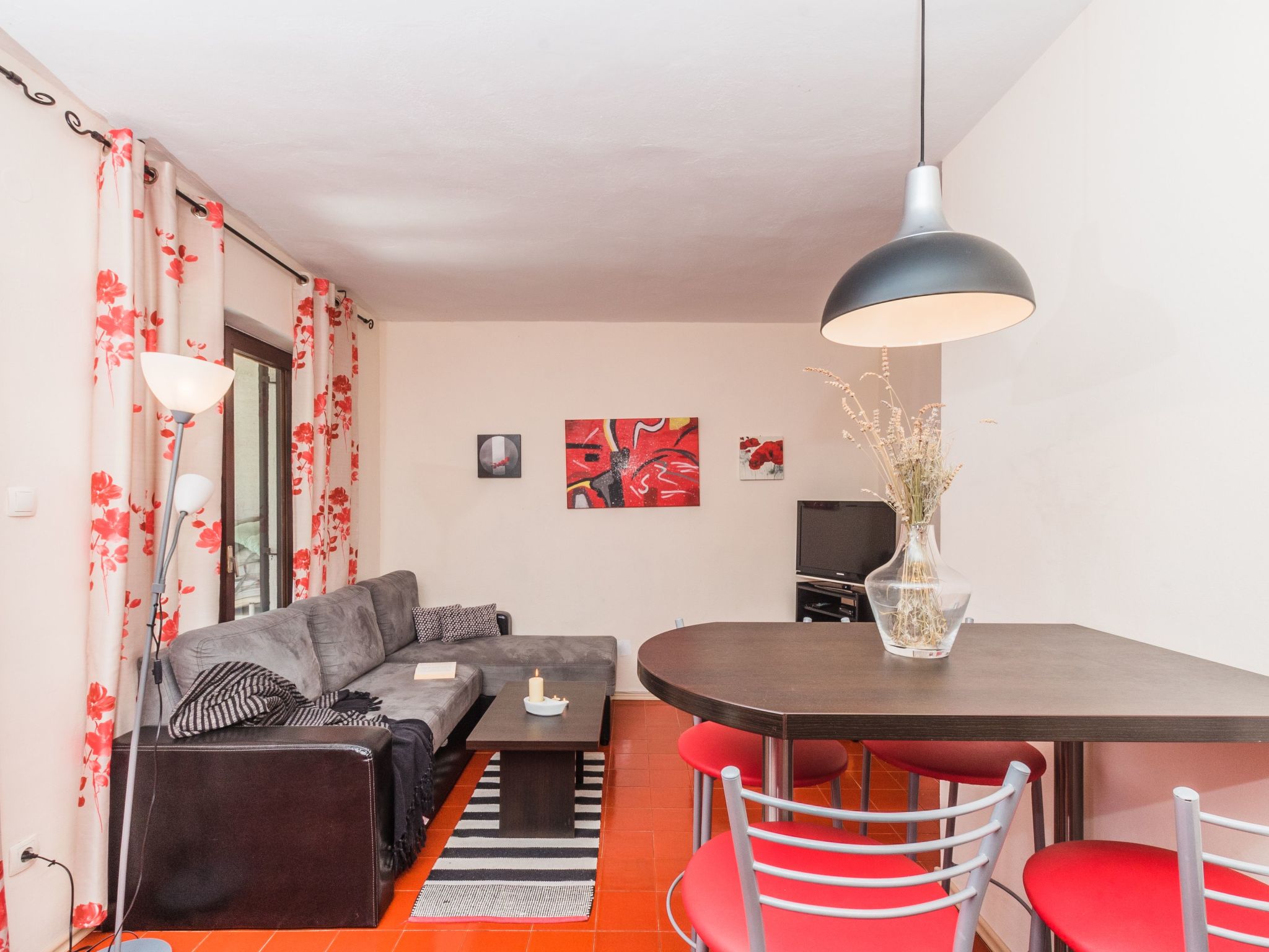 Schöne Erdgeschosswohnung mit Sonnenterrasse-Image-tags.info