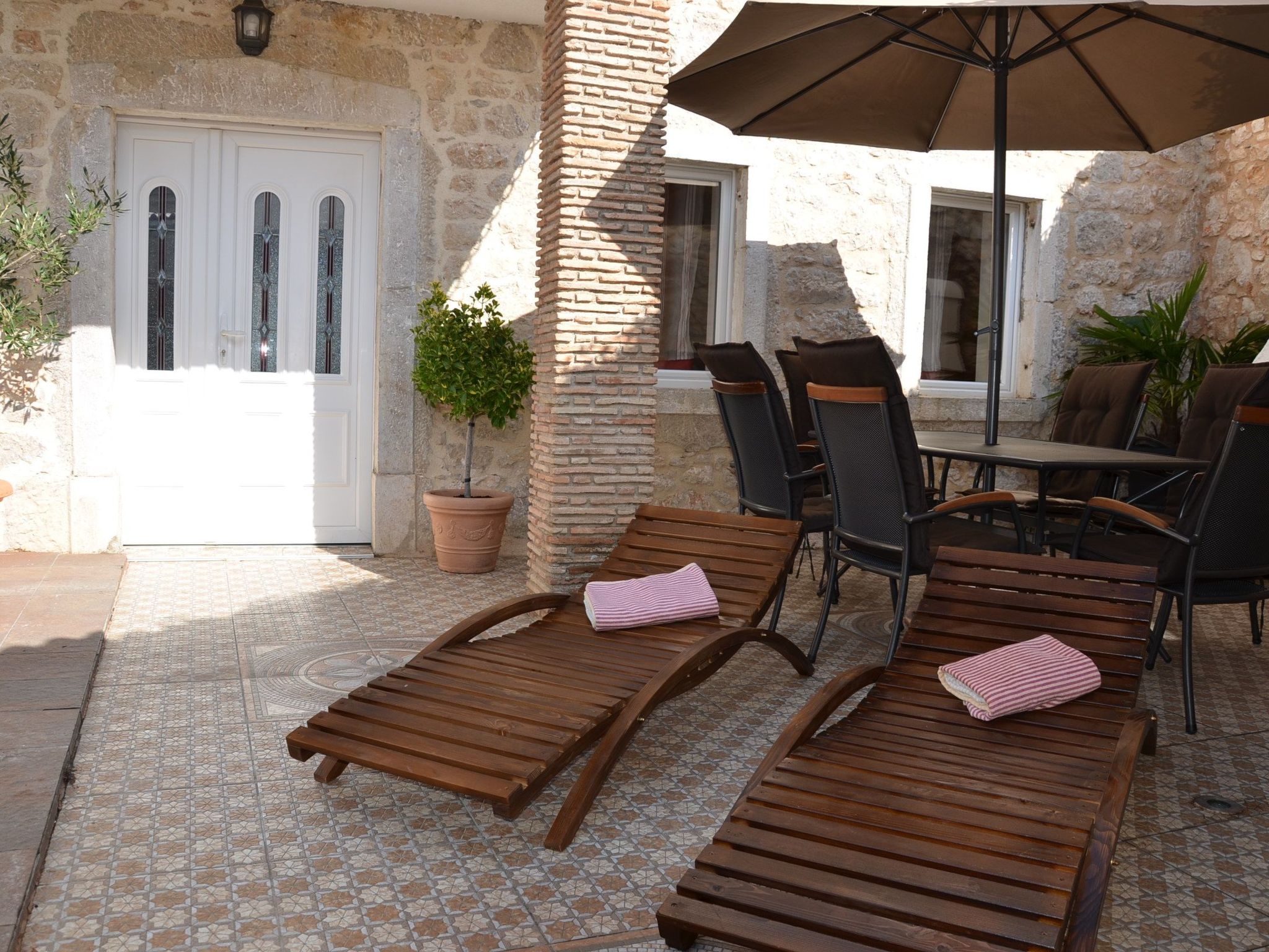 Geräumige Duplexwohnung mit Terrasse und Pool-Binnen