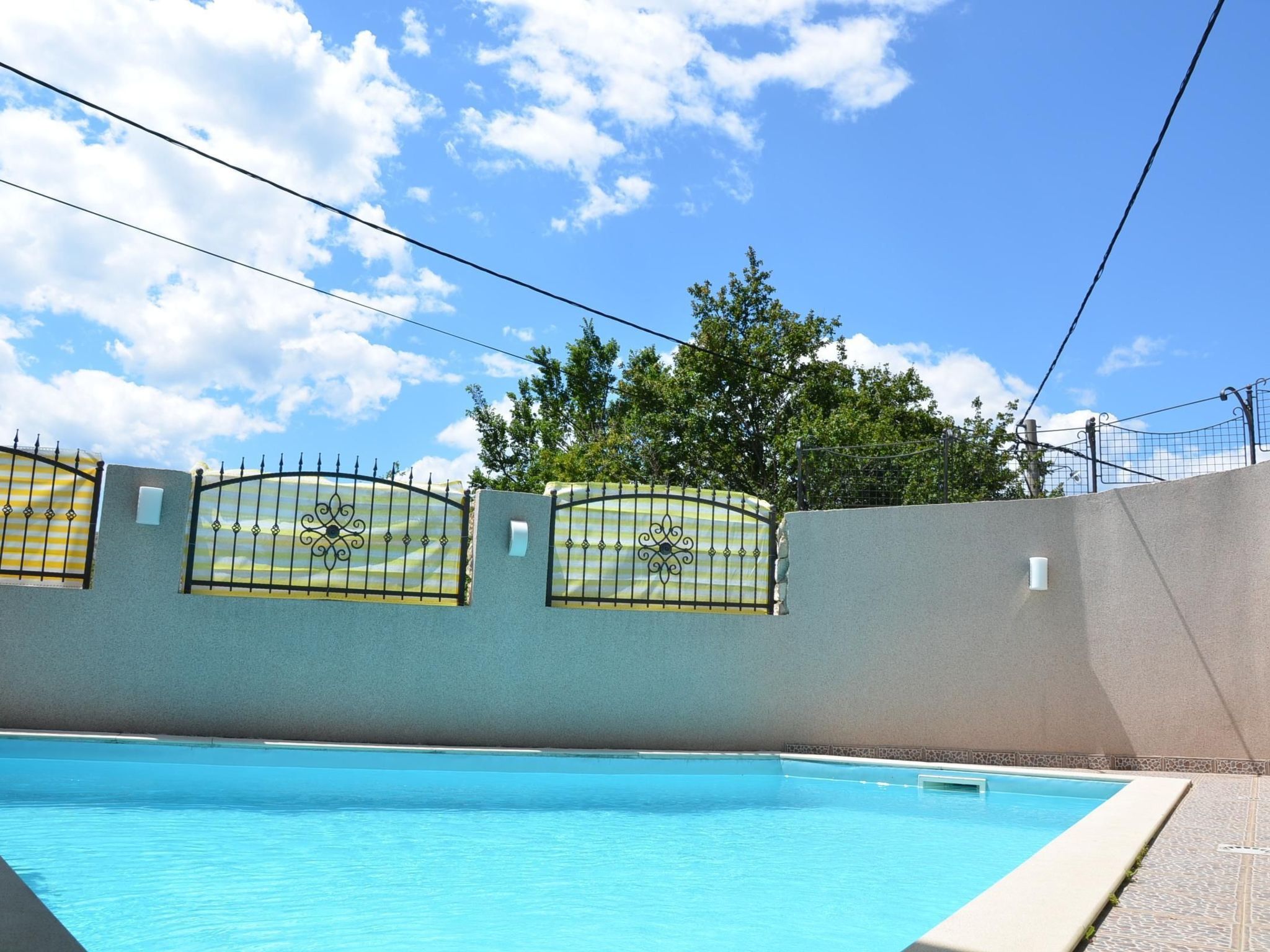 Großes Ferienhaus mit eigenem Pool und Terrasse-Binnen