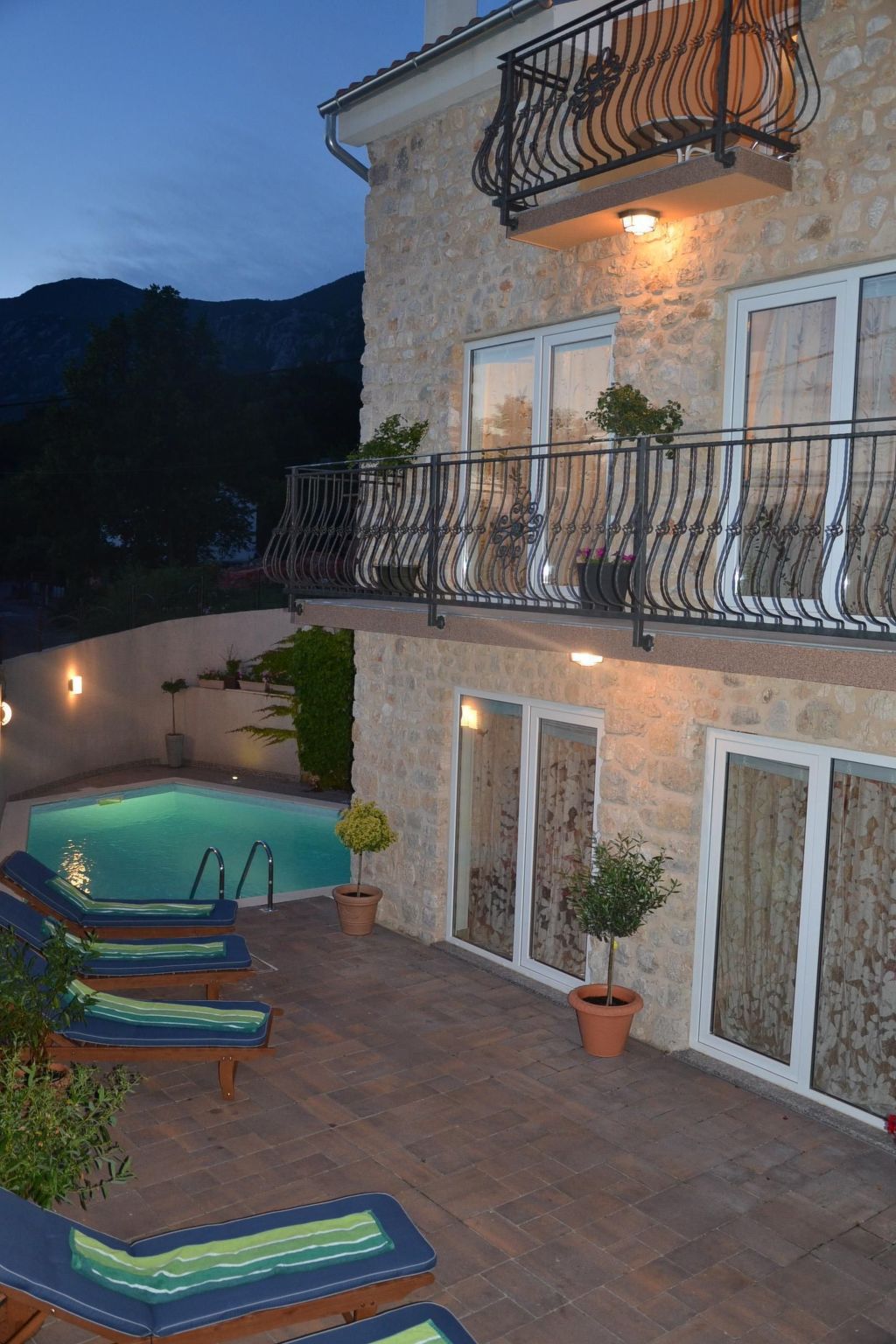 Großes Ferienhaus mit eigenem Pool und Terrasse-Binnen