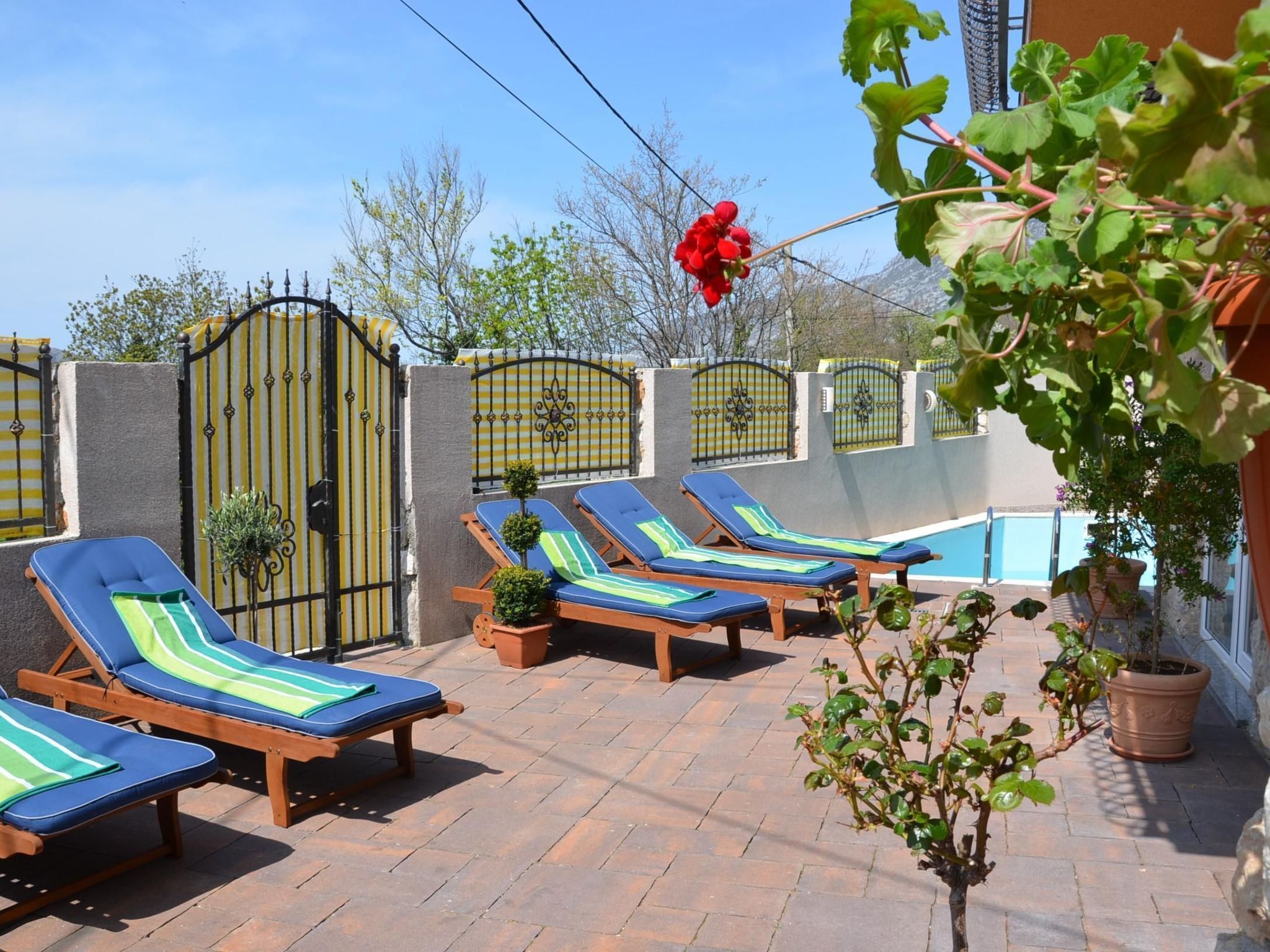 Großes Ferienhaus mit eigenem Pool und Terrasse-Binnen