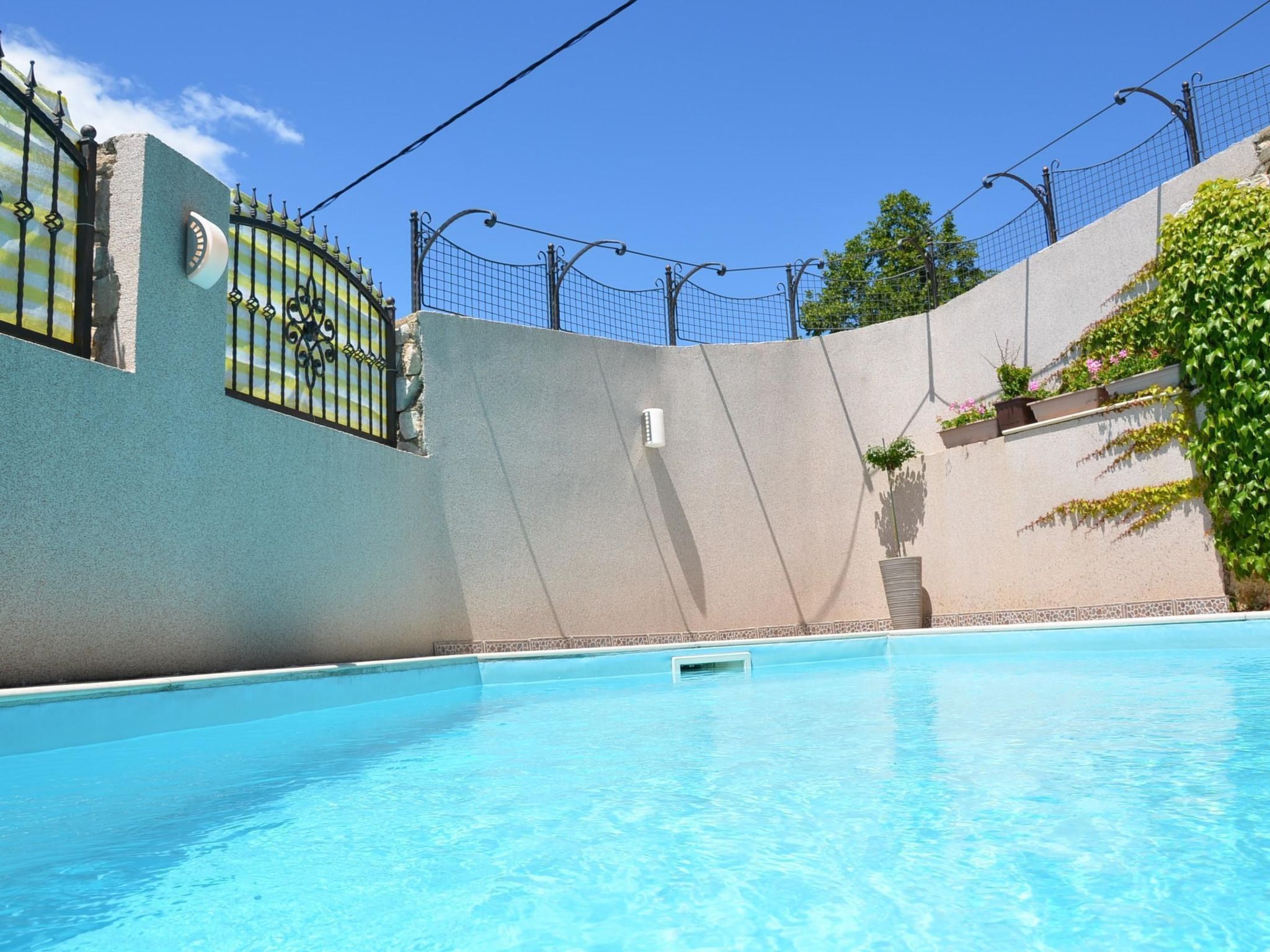 Großes Ferienhaus mit eigenem Pool und Terrasse-Binnen