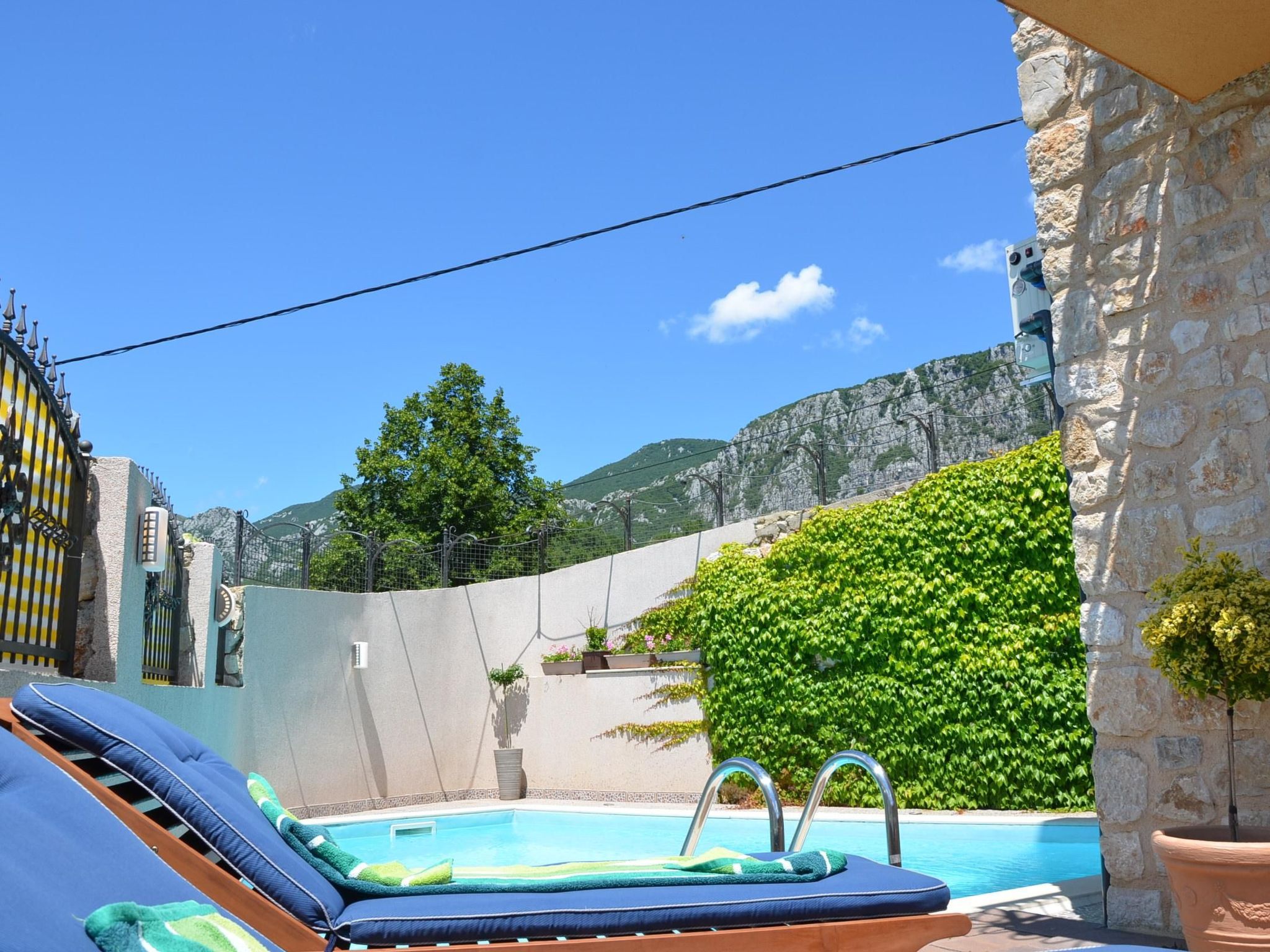 Großes Ferienhaus mit eigenem Pool und Terrasse-Binnen