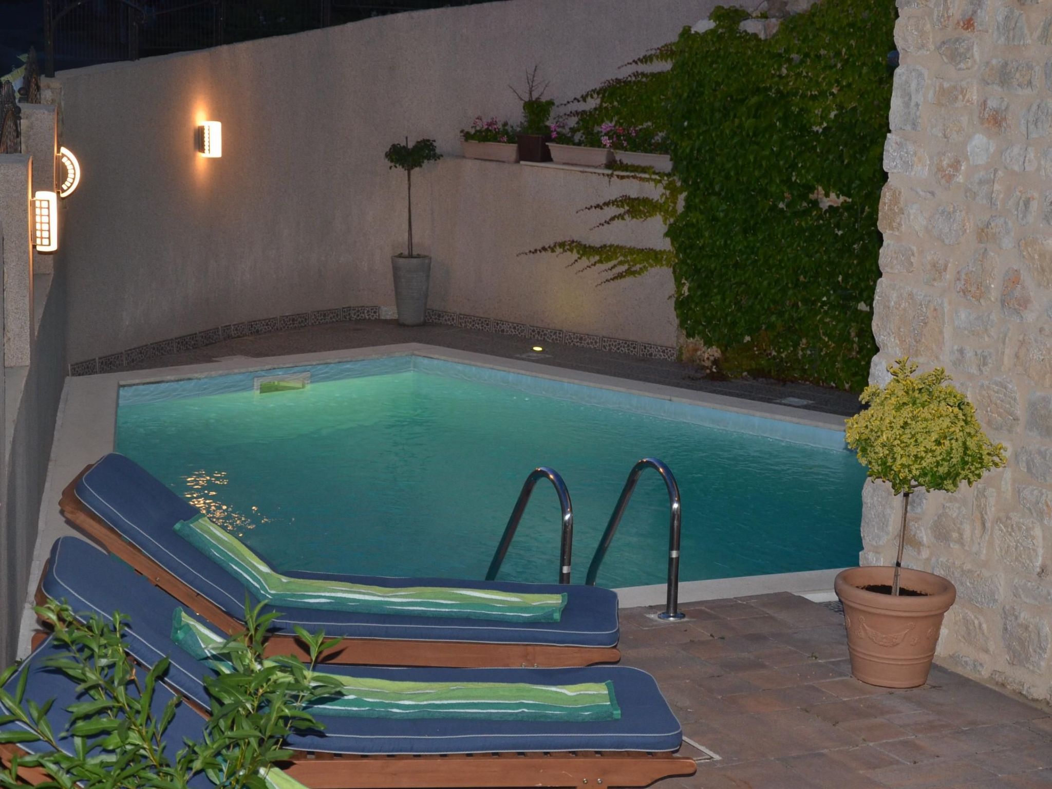 Großes Ferienhaus mit eigenem Pool und Terrasse-Binnen