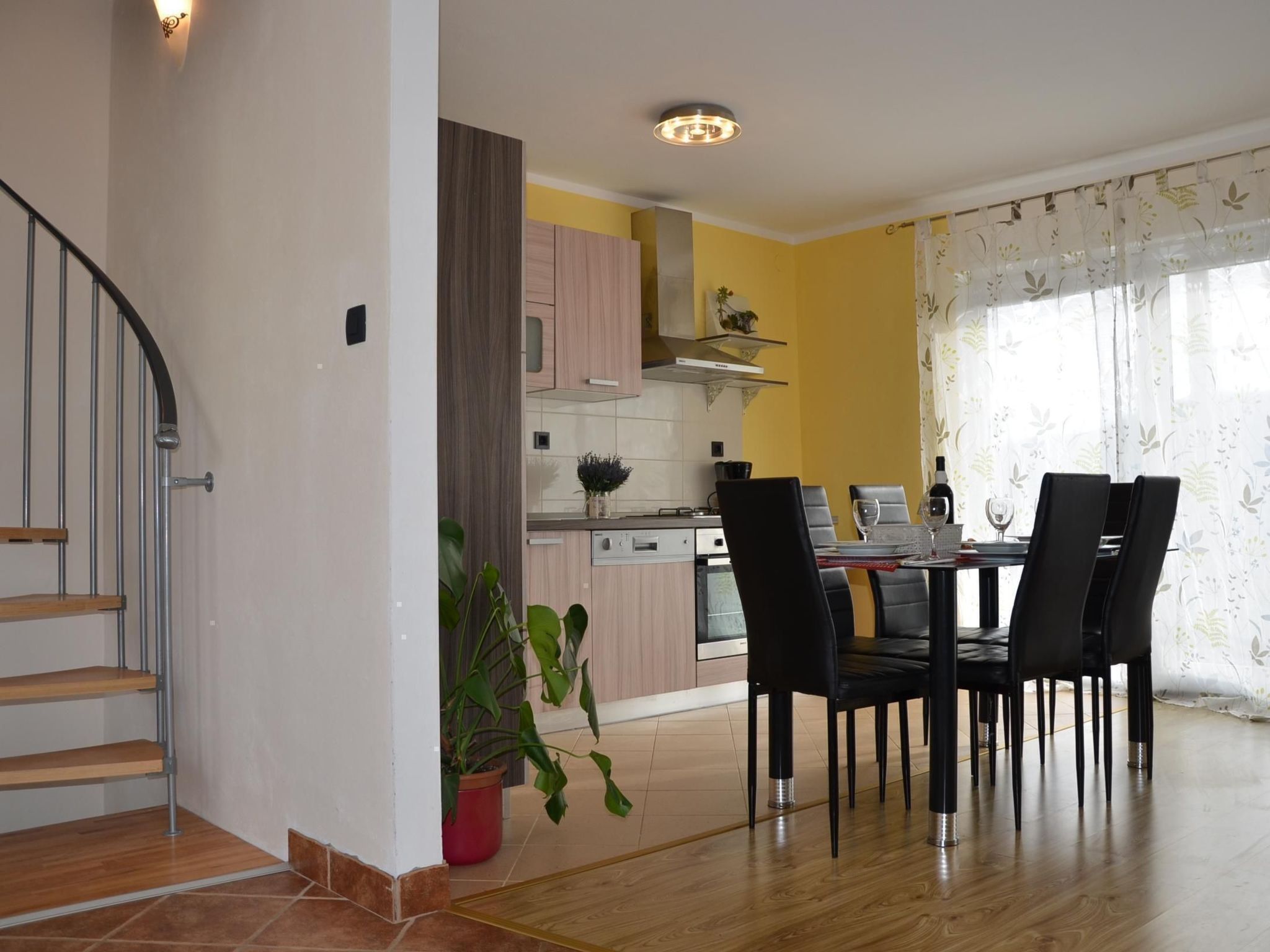 Großes Ferienhaus mit eigenem Pool und Terrasse-Binnen