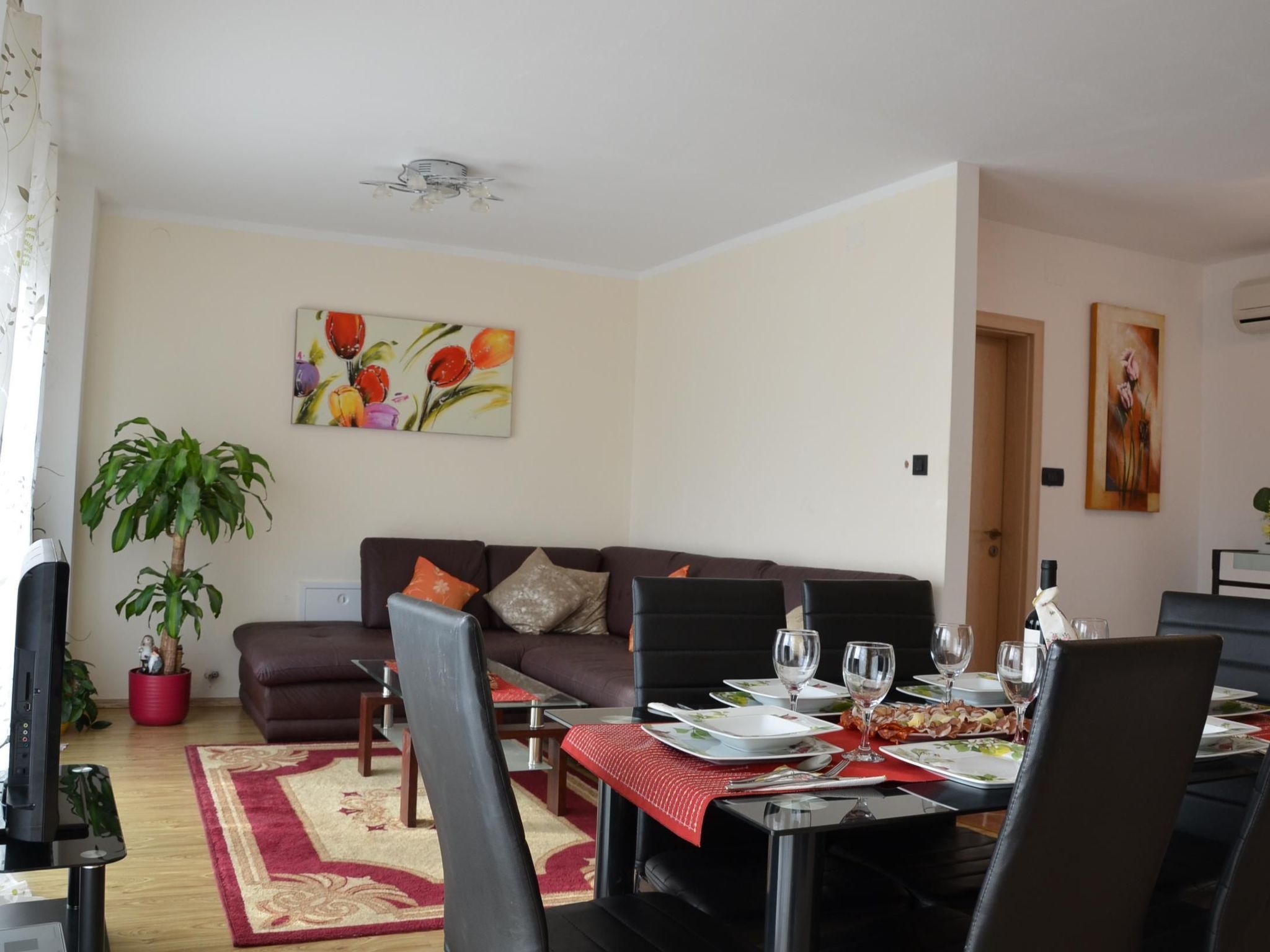 Großes Ferienhaus mit eigenem Pool und Terrasse-Binnen