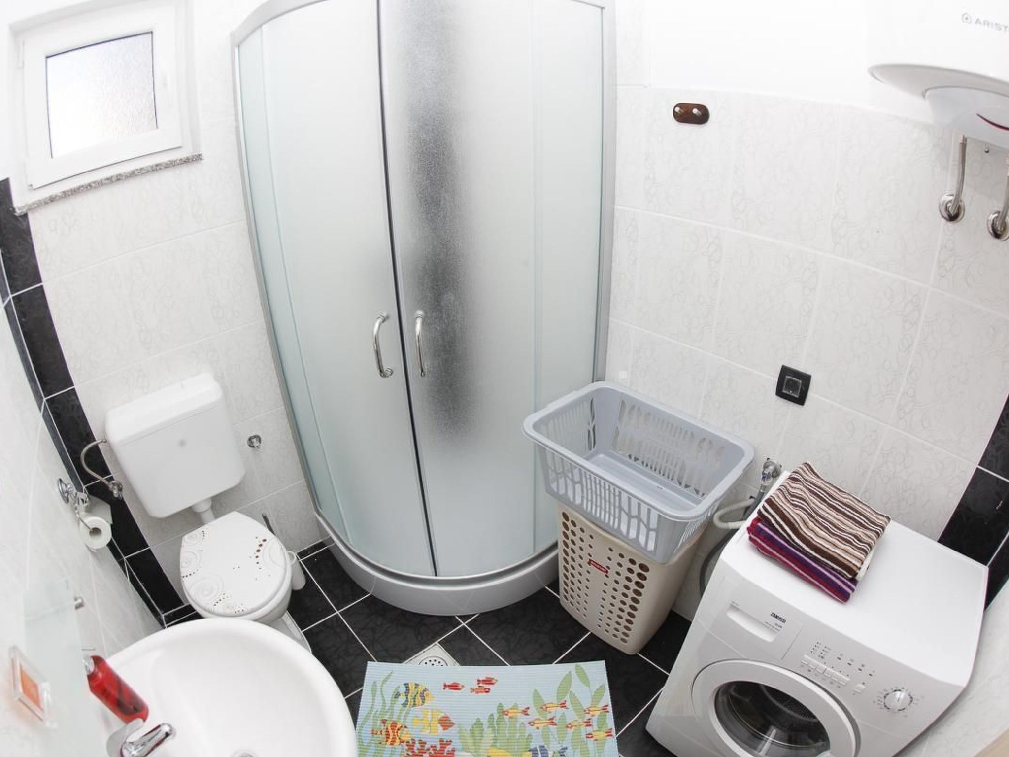 Großes Ferienhaus mit eigenem Pool und Terrasse-Binnen