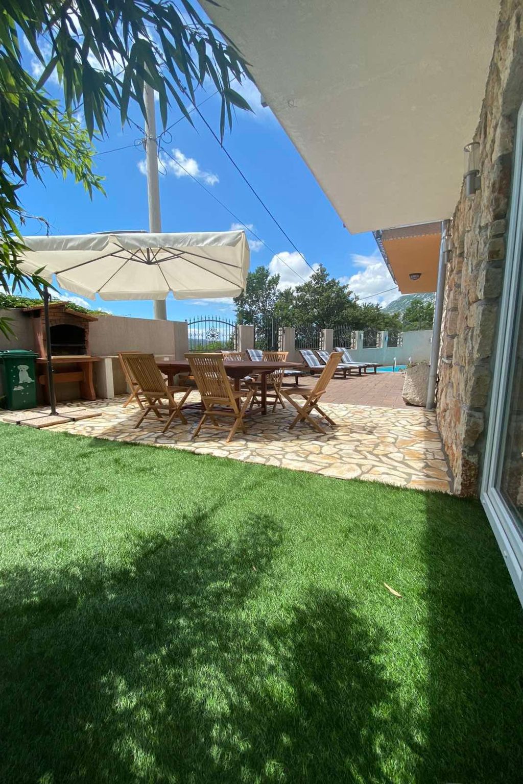 Großes Ferienhaus mit eigenem Pool und Terrasse-Binnen