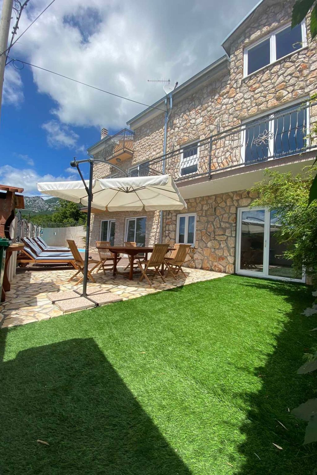 Großes Ferienhaus mit eigenem Pool und Terrasse-Binnen