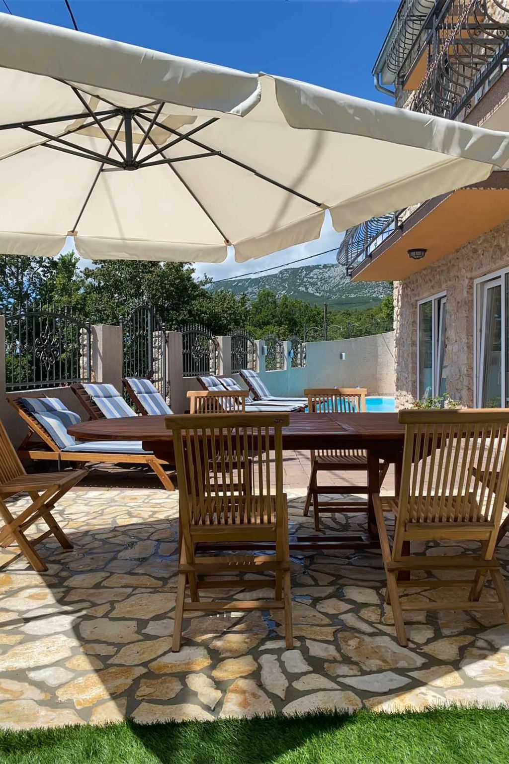 Großes Ferienhaus mit eigenem Pool und Terrasse-Binnen