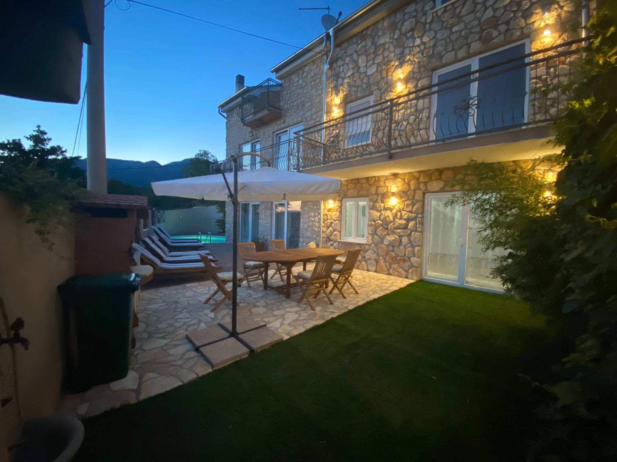 Großes Ferienhaus mit eigenem Pool und Terrasse-Binnen