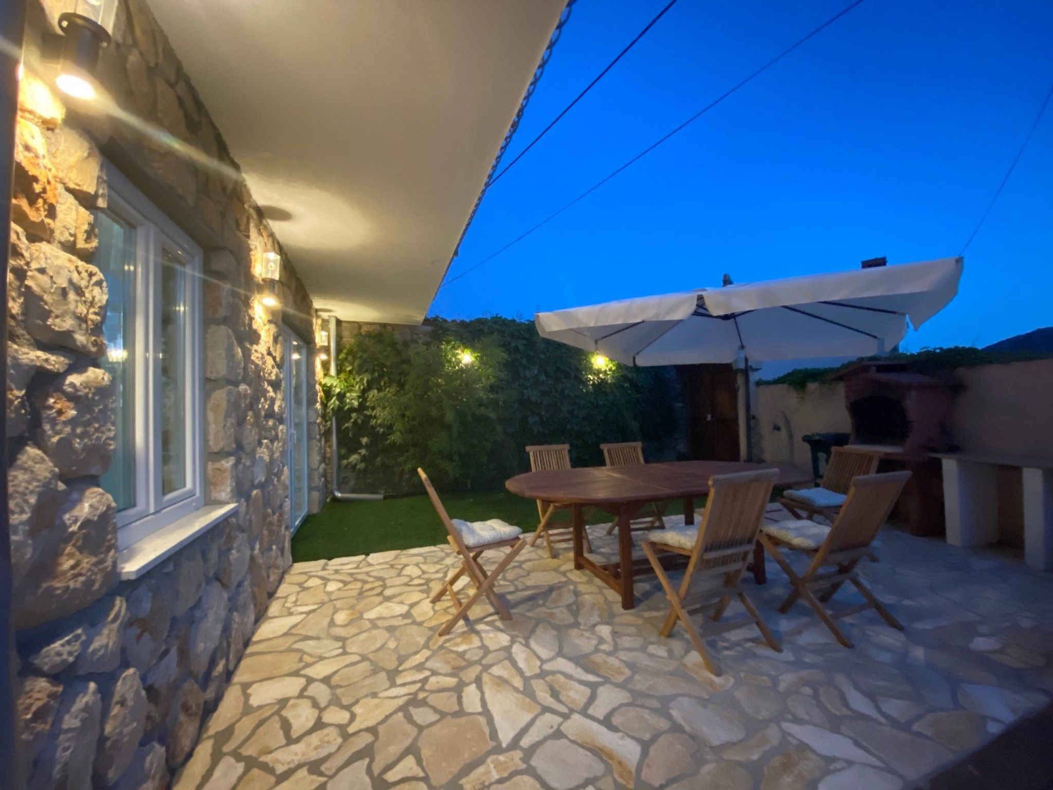 Großes Ferienhaus mit eigenem Pool und Terrasse-Binnen