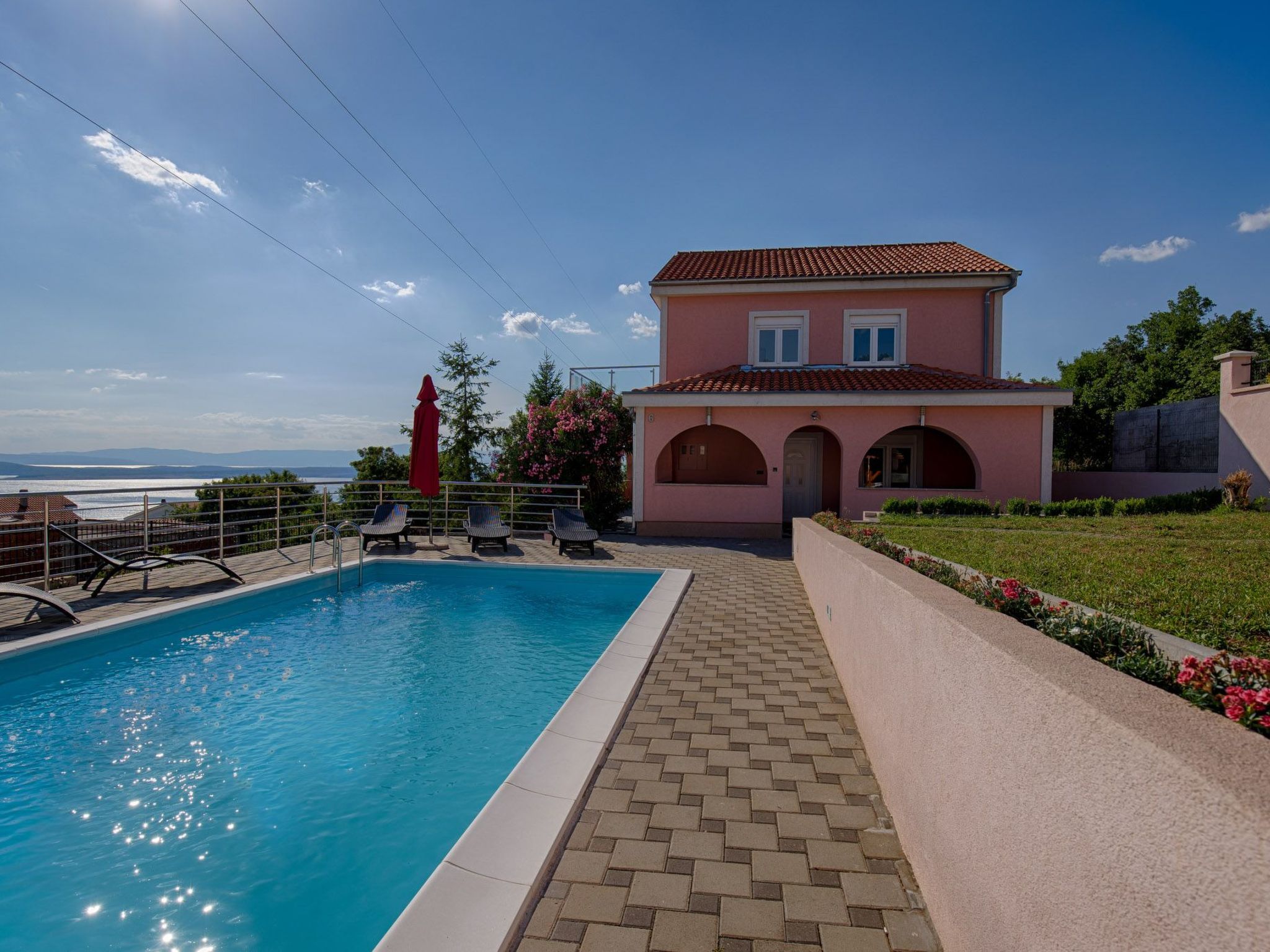 Villa mit Pool und schönem Meerblick