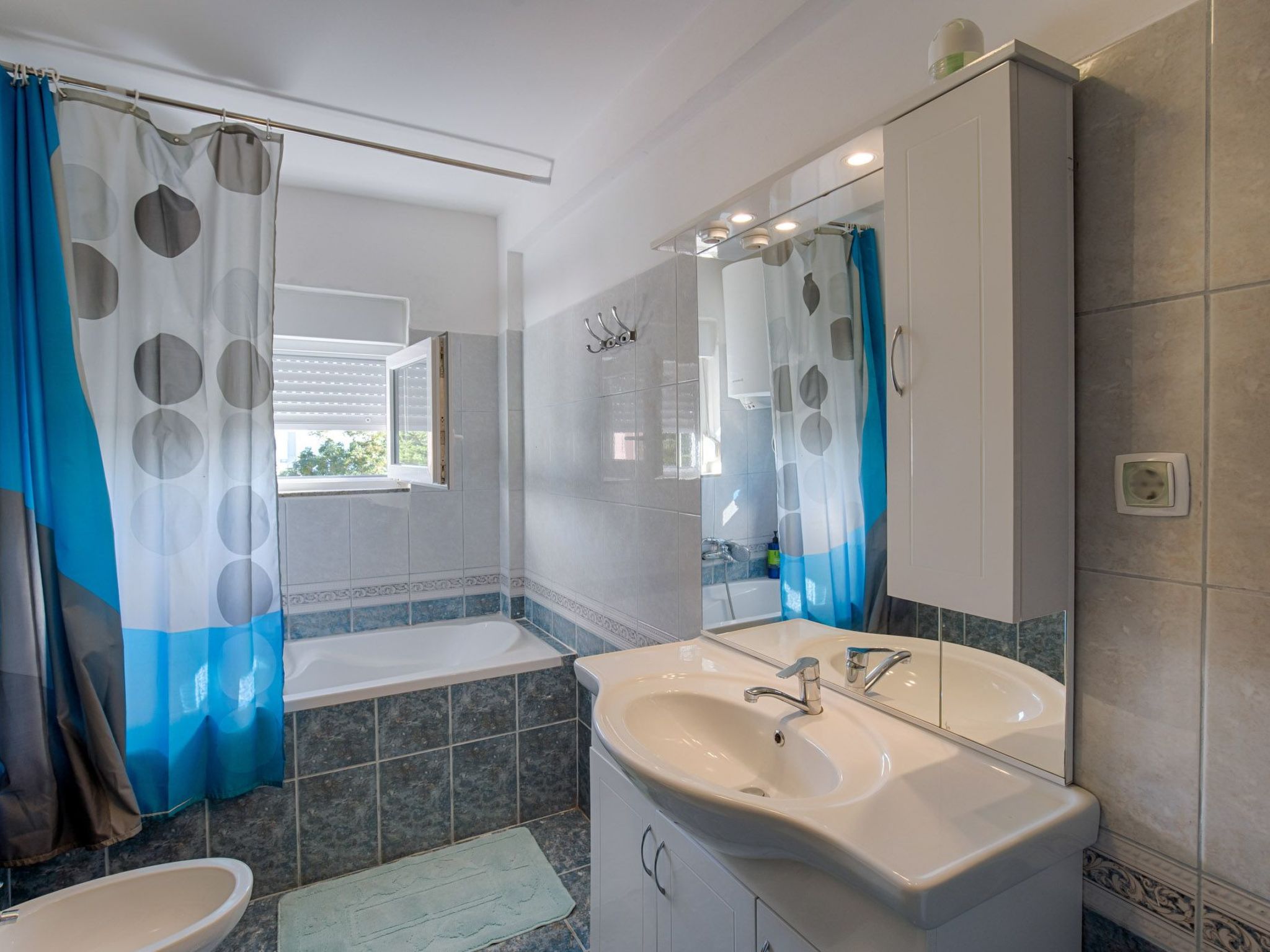 Villa mit Pool und schönem Meerblick-Image-tags.info