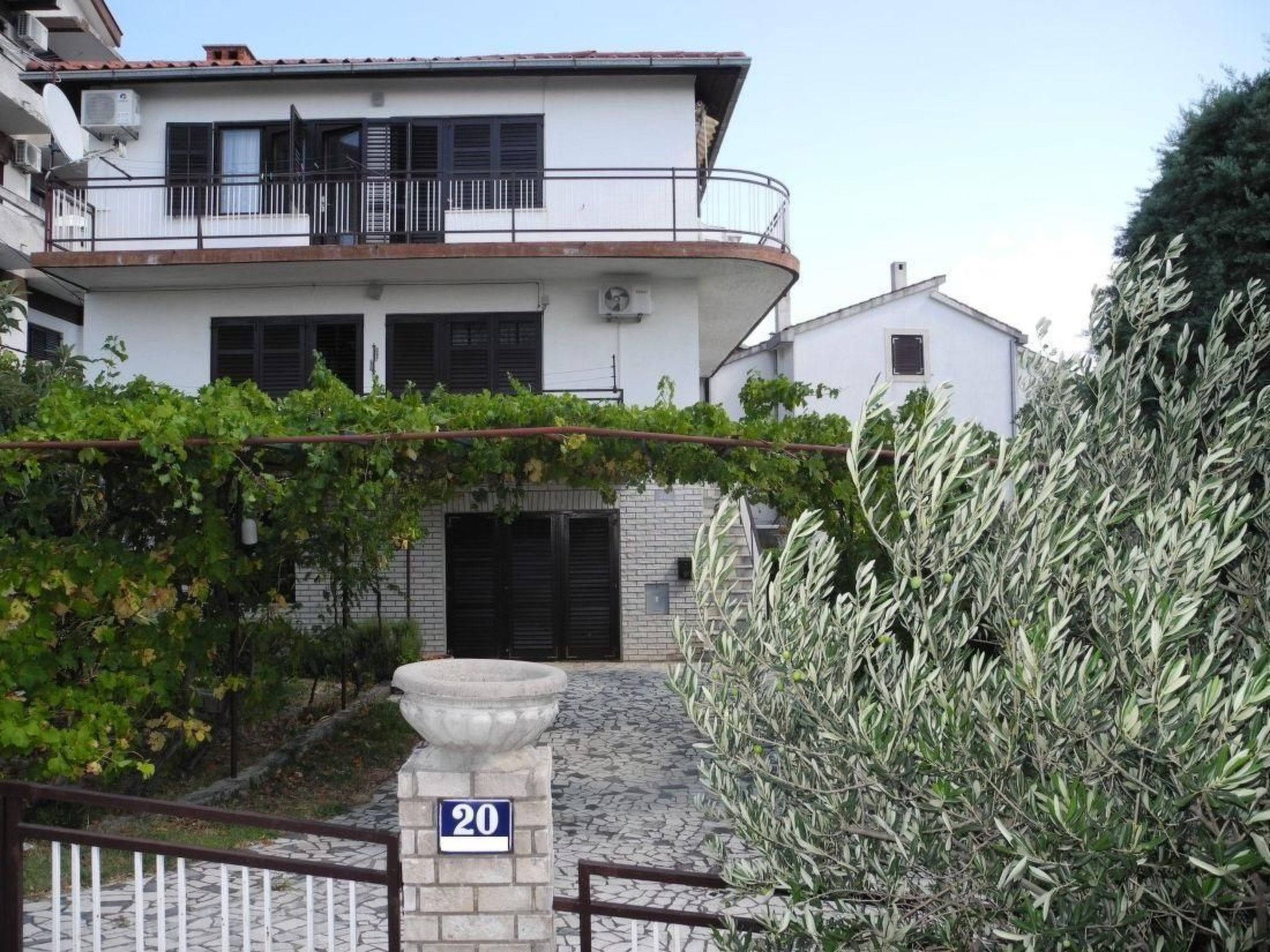 Appartement mit Balkon und Meerblick-Dedans