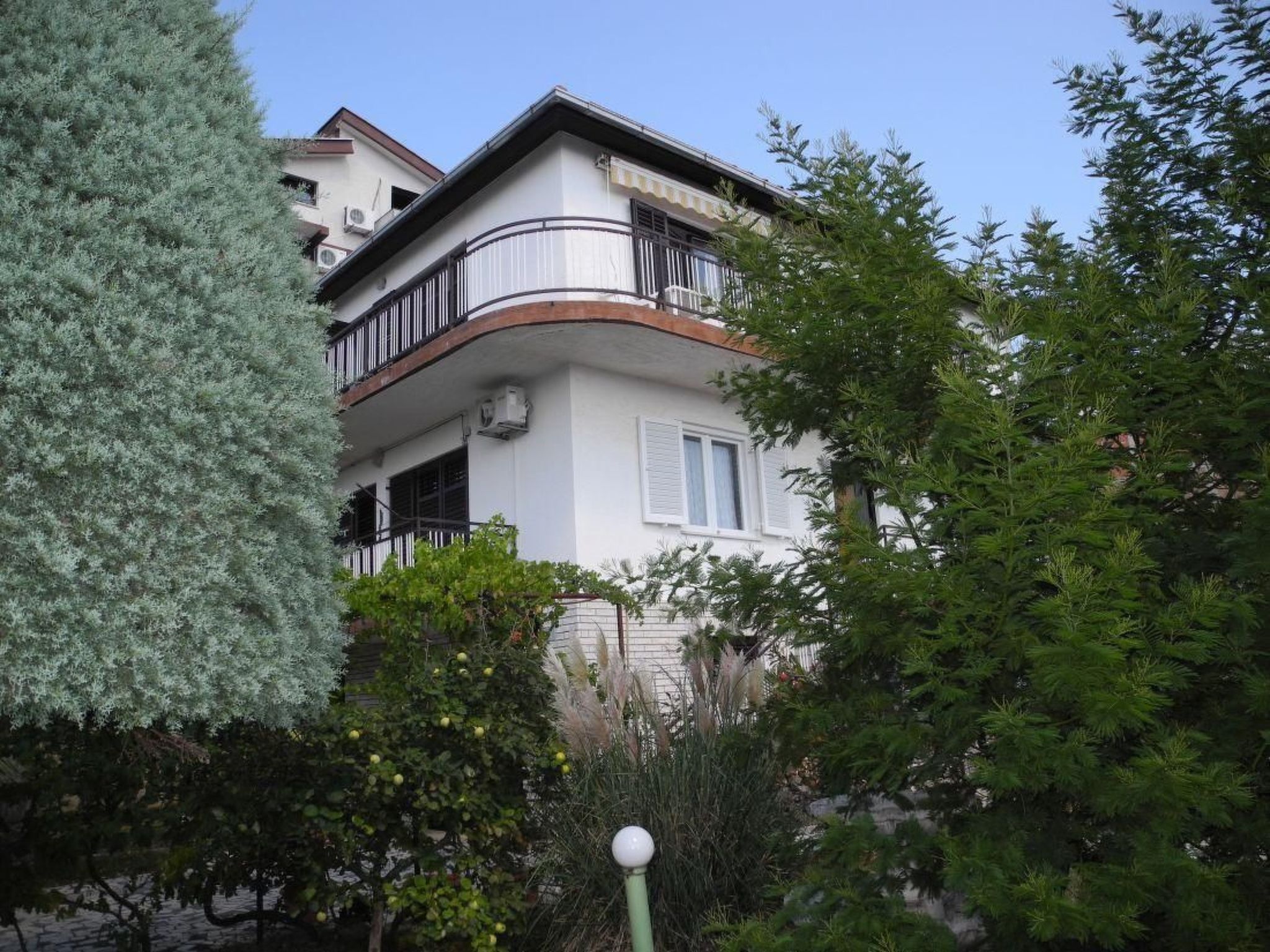 Appartement mit Balkon und Meerblick-Dedans