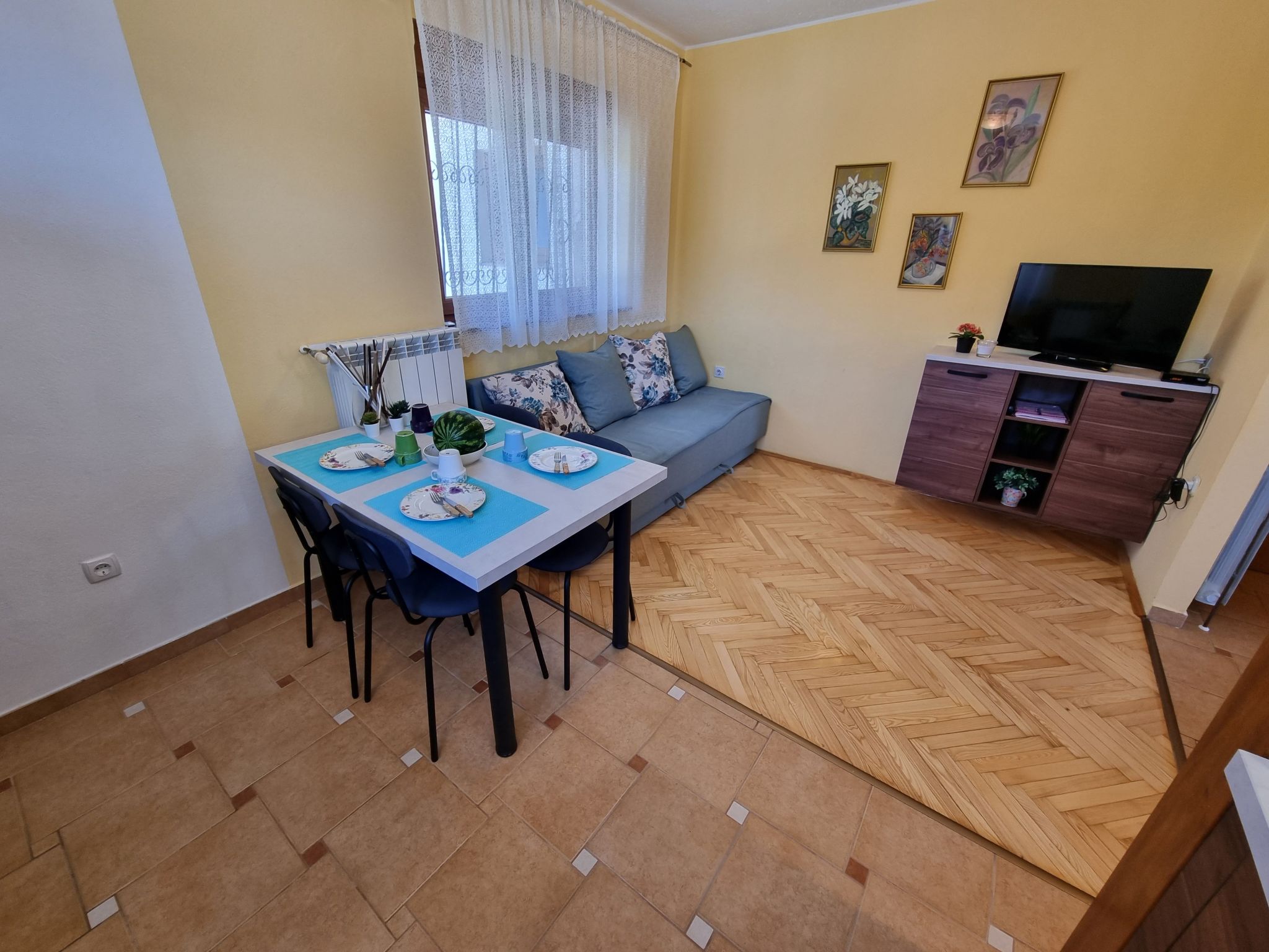 Mit Terrasse-Drinnen