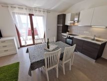 Vrijstaande vakantiewoning met panoramisch zeezicht en terras in Crikvenica - thumbnail 5