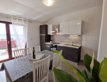 Vrijstaande vakantiewoning met panoramisch zeezicht en terras in Crikvenica - thumbnail 6