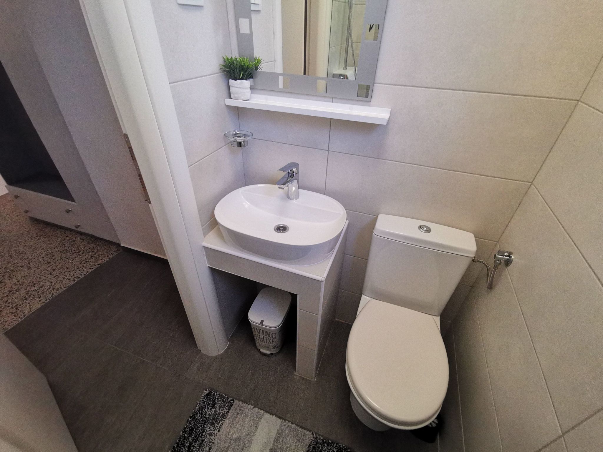 "Bruno" mit Blick auf das Wasser-Image-tags.info