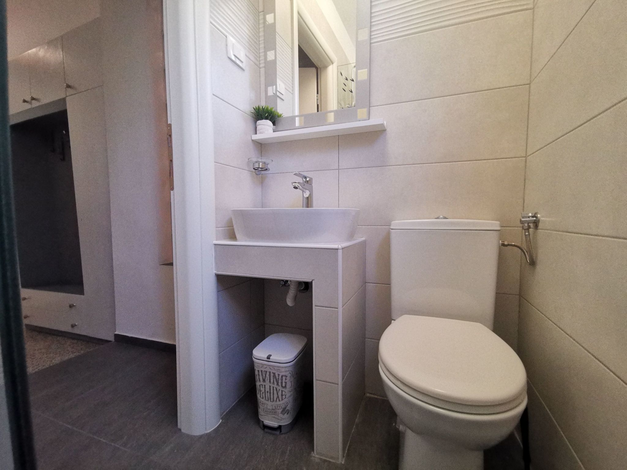 "Bruno" mit Blick auf das Wasser-Image-tags.info