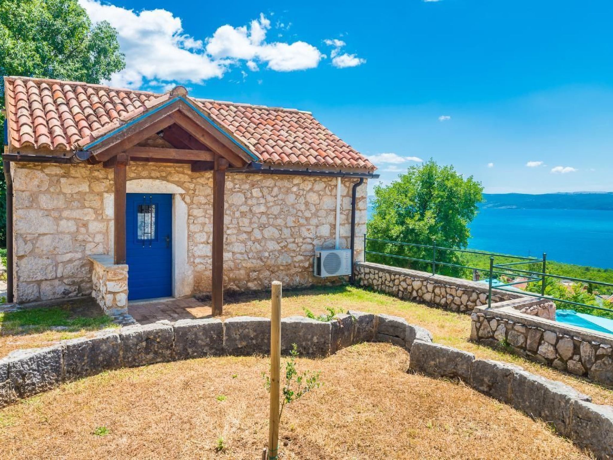 "Villa Ivanka" mit Blick auf das Wasser-Dedans