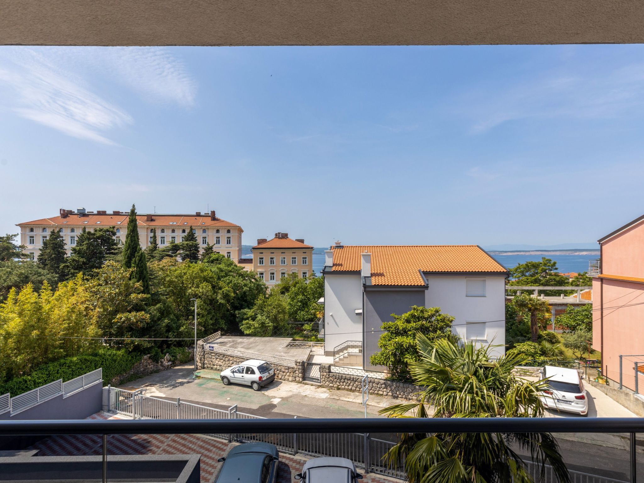 Moderne Wohnung in Crikvenica mit Pool-Buiten