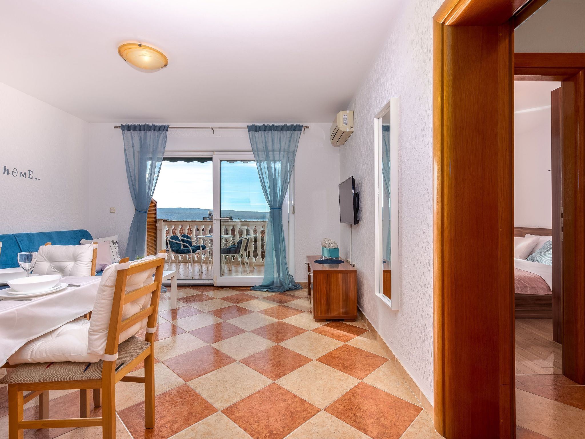 Wohnung mit Balkon und Meerblick-Inside