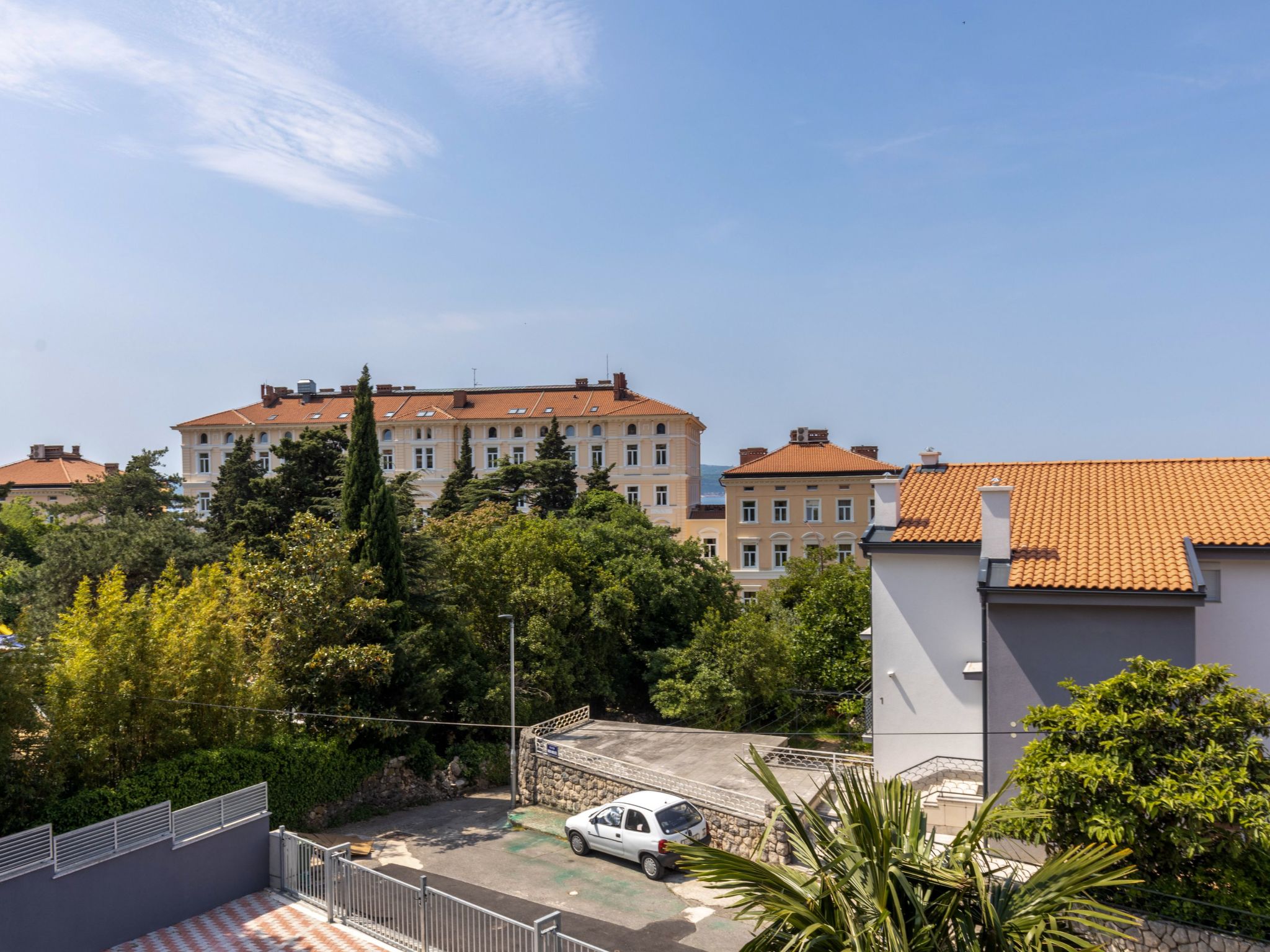 Moderne Wohnung in Crikvenica mit schöner Terrasse-Buiten