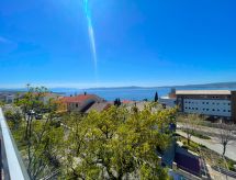 Wohnung in Crikvenica mit Möbliertem Balkon