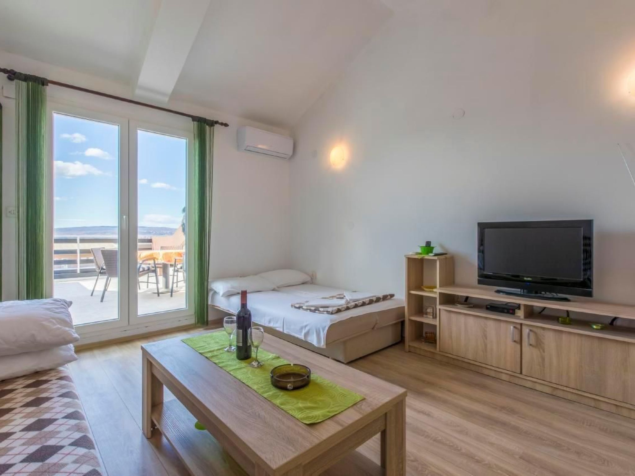 Wohnung in Crikvenica mit Möbliertem Balkon-Drinnen