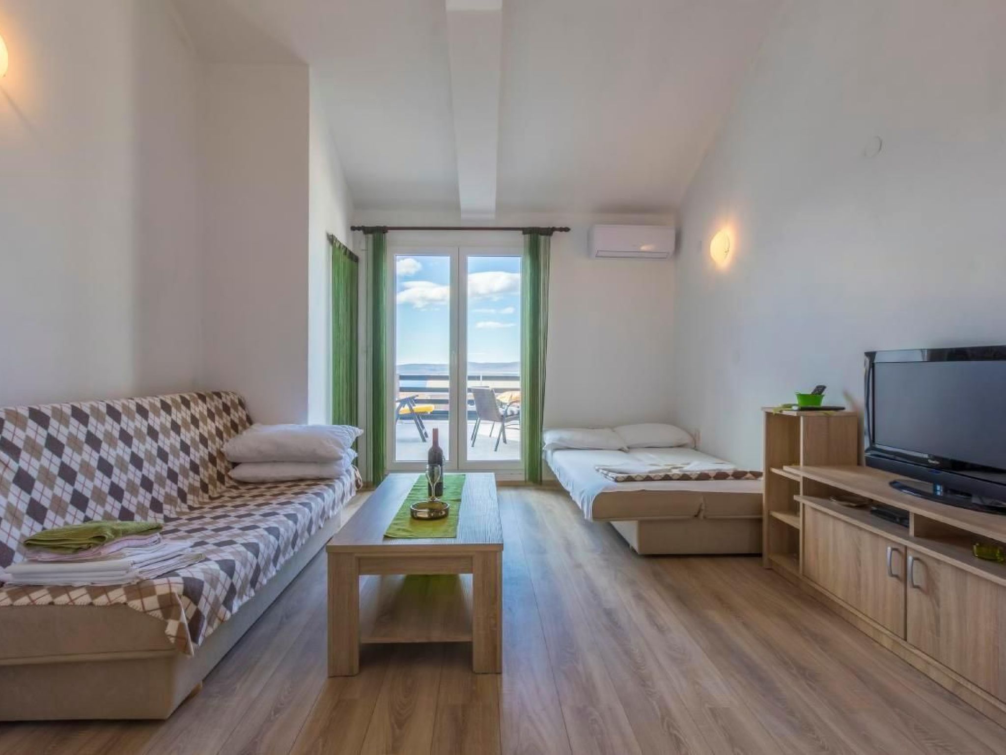 Wohnung in Crikvenica mit Möbliertem Balkon-Drinnen