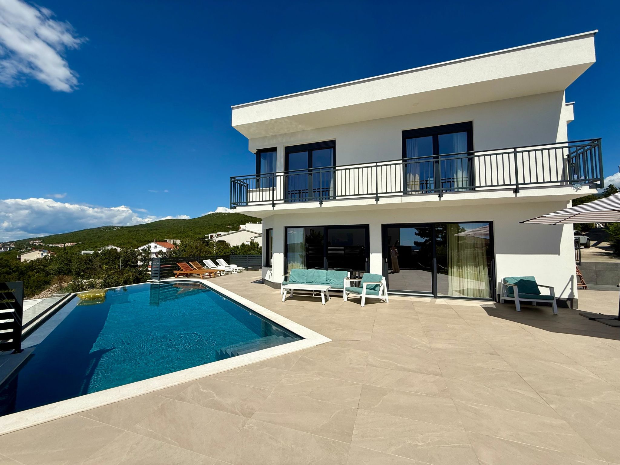 Schöne moderne Villa v-Buiten