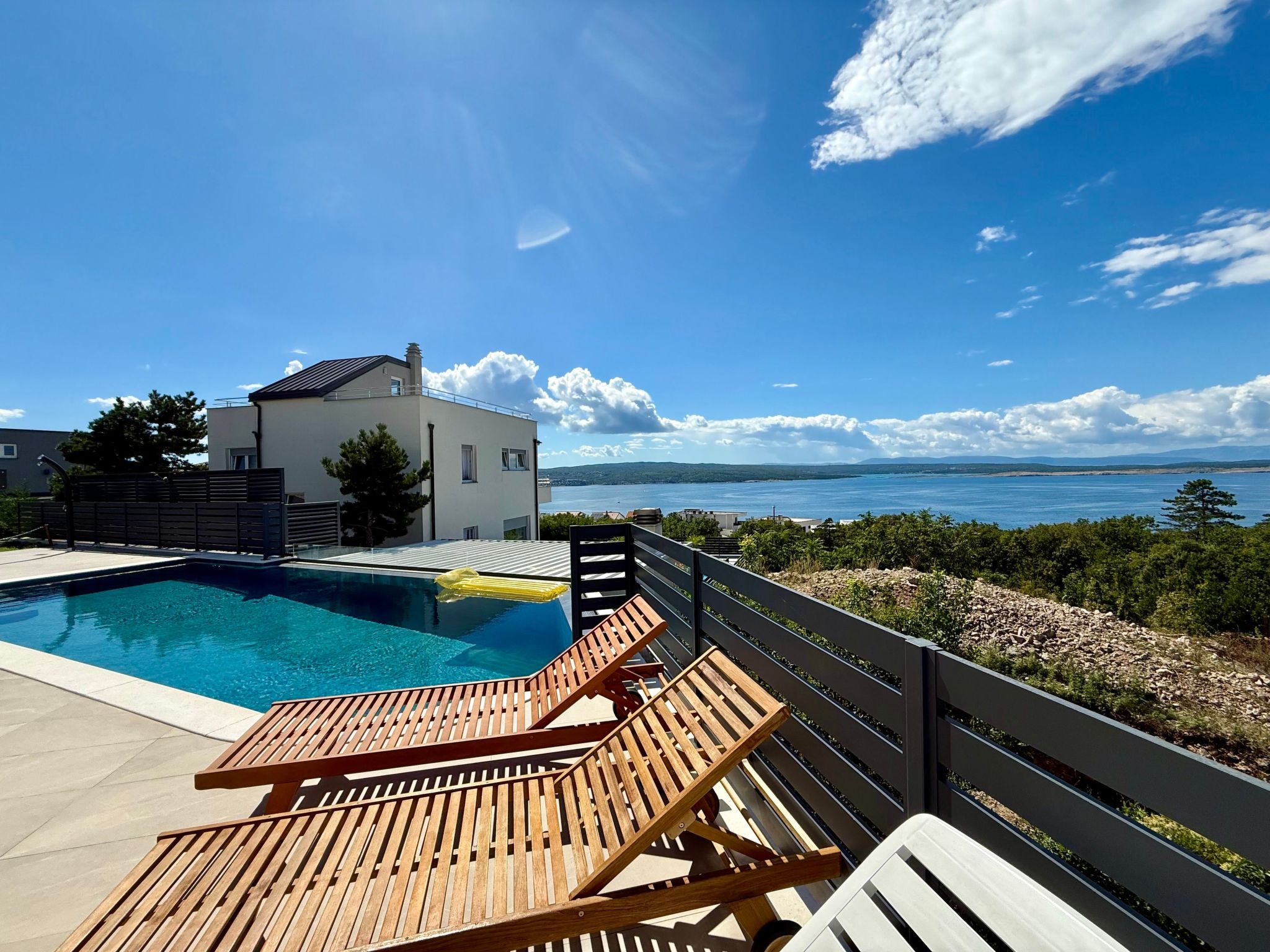 Schöne moderne Villa v-Buiten