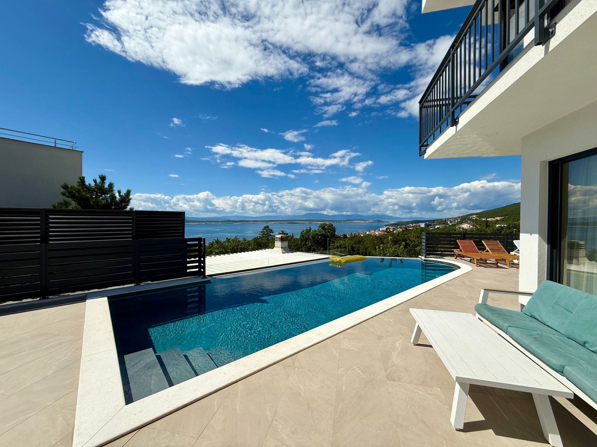 Schöne moderne Villa v-Buiten