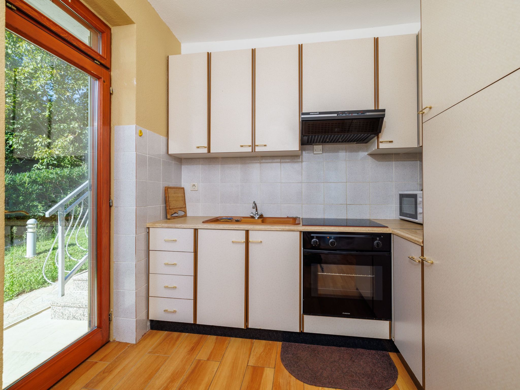 Mistral1-Image-tags.info