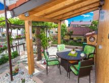 mit eigenem Garten und Grill