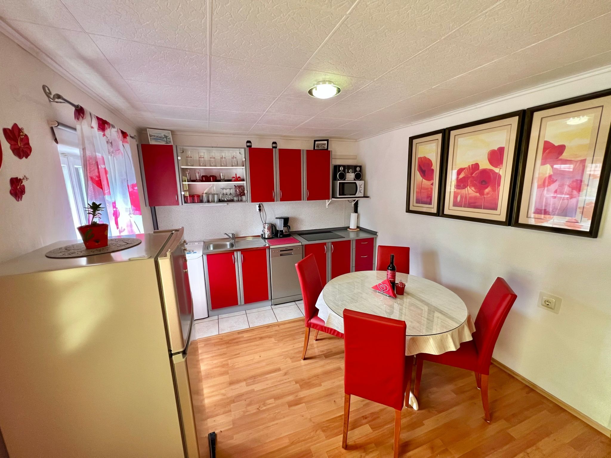 Mit eigenem Garten und Grill-Dedans