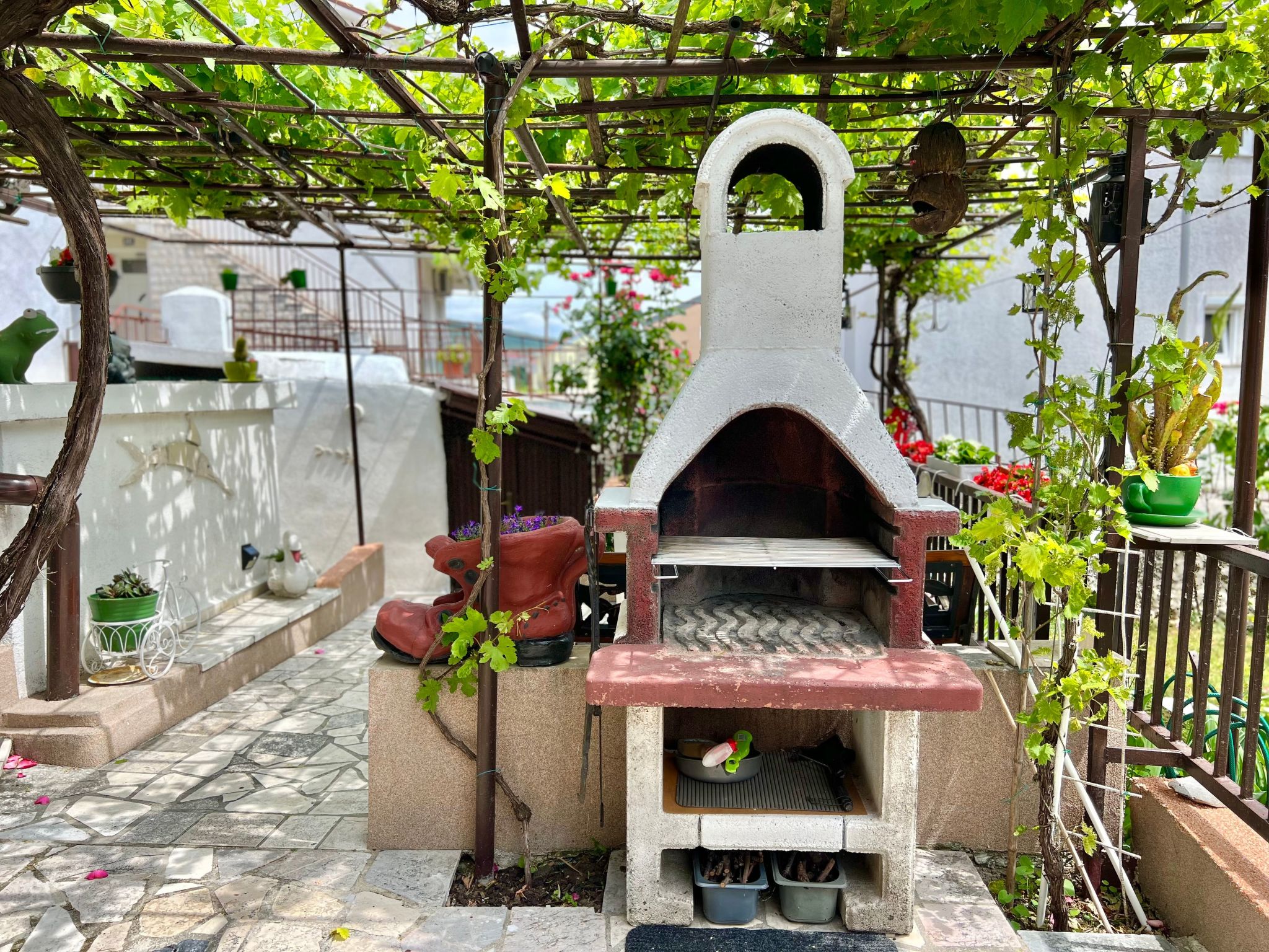 Photo of mit eigenem Garten und Grill