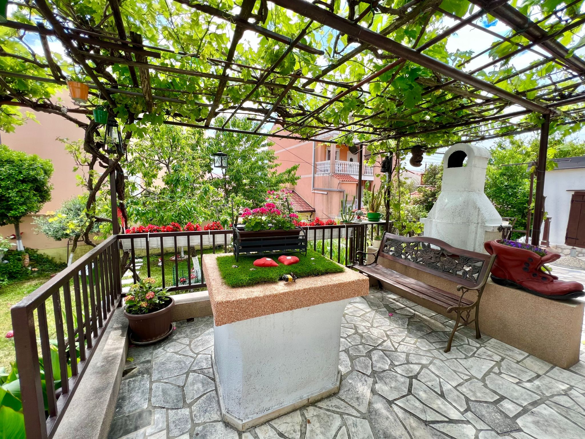 Photo of mit eigenem Garten und Grill