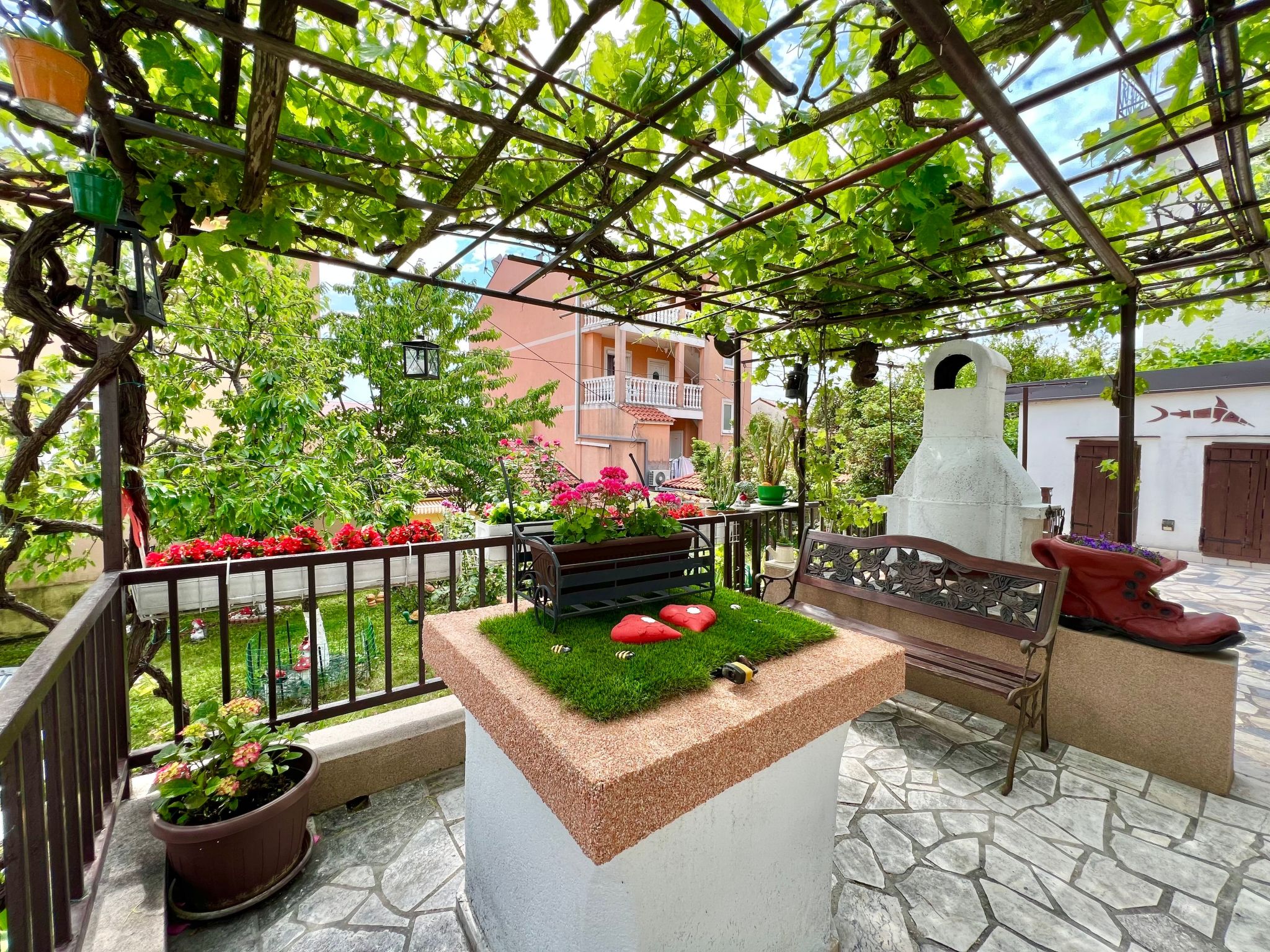 Photo of mit eigenem Garten und Grill